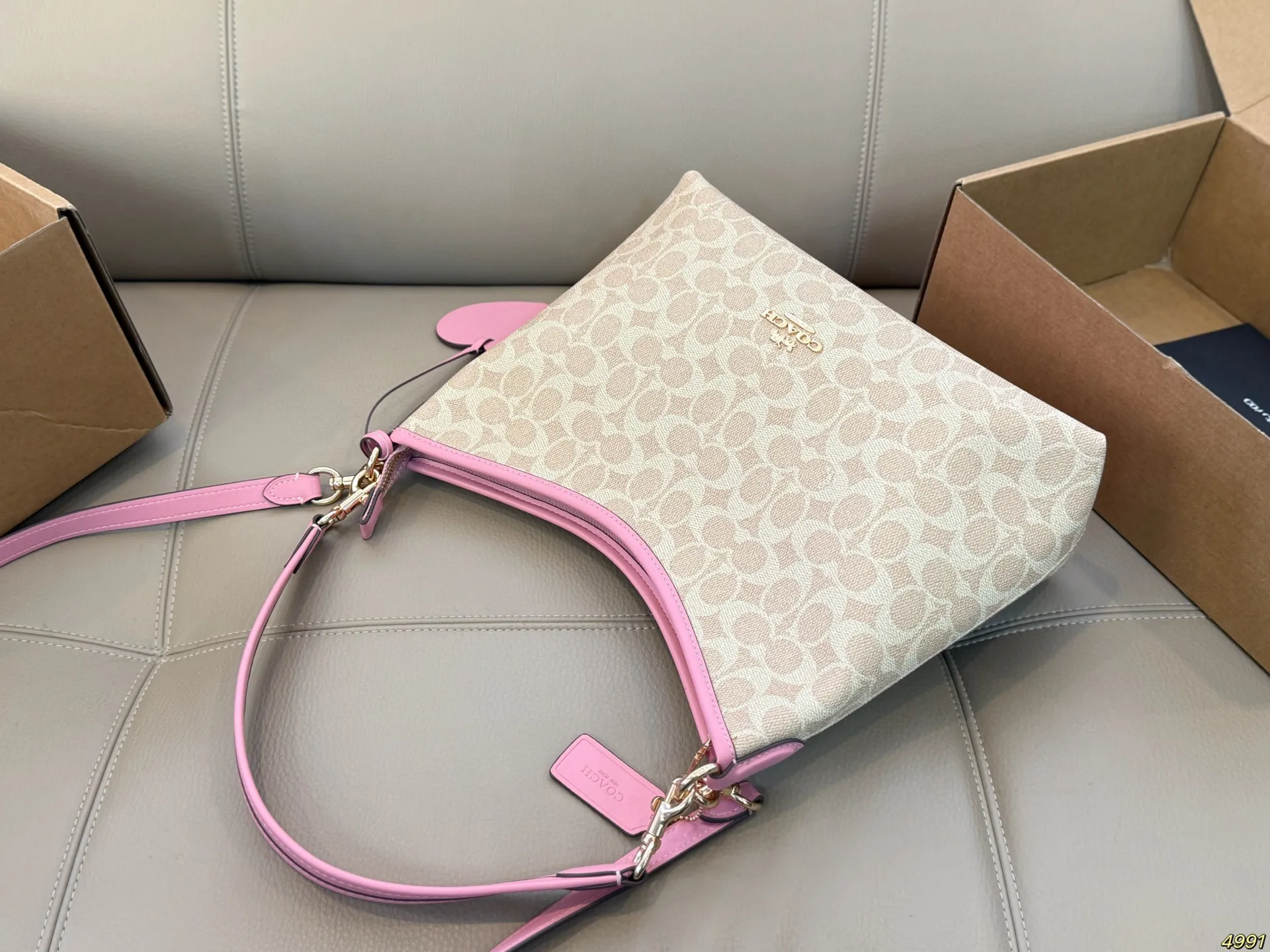 ¥175飞机盒 蔻驰COACH腋下包 配长肩带 单肩斜挎皆可 颜色搭配很有复古的感觉 高级又不失优雅超有氛围感 通勤 休闲 约会通通可搭 尺寸29 20