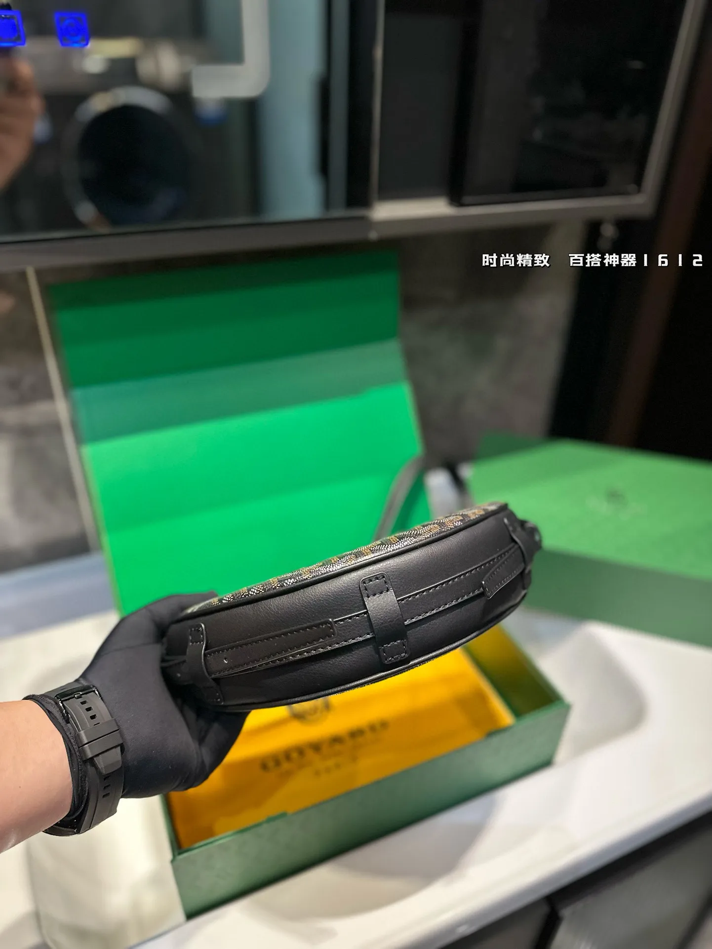 ❤️p185(礼盒包装)❤️ 拥有新包就拥有好心情!Goyard燕子包简单的穿搭永远不过时,舒服随性耐看!搭配一只棕色 goyard,点亮一下整体造型,秋冬配棕色实在太好看了!入手最近新出的goyard 燕子包,实物太美丽了!容量也十分乐观,可装下兩伞钱包粉饼口红等,肩带可调节,背法多样,可单肩可斜背可腋下!果然是一只实用又时髦百搭的包!!!尺寸23 16cm