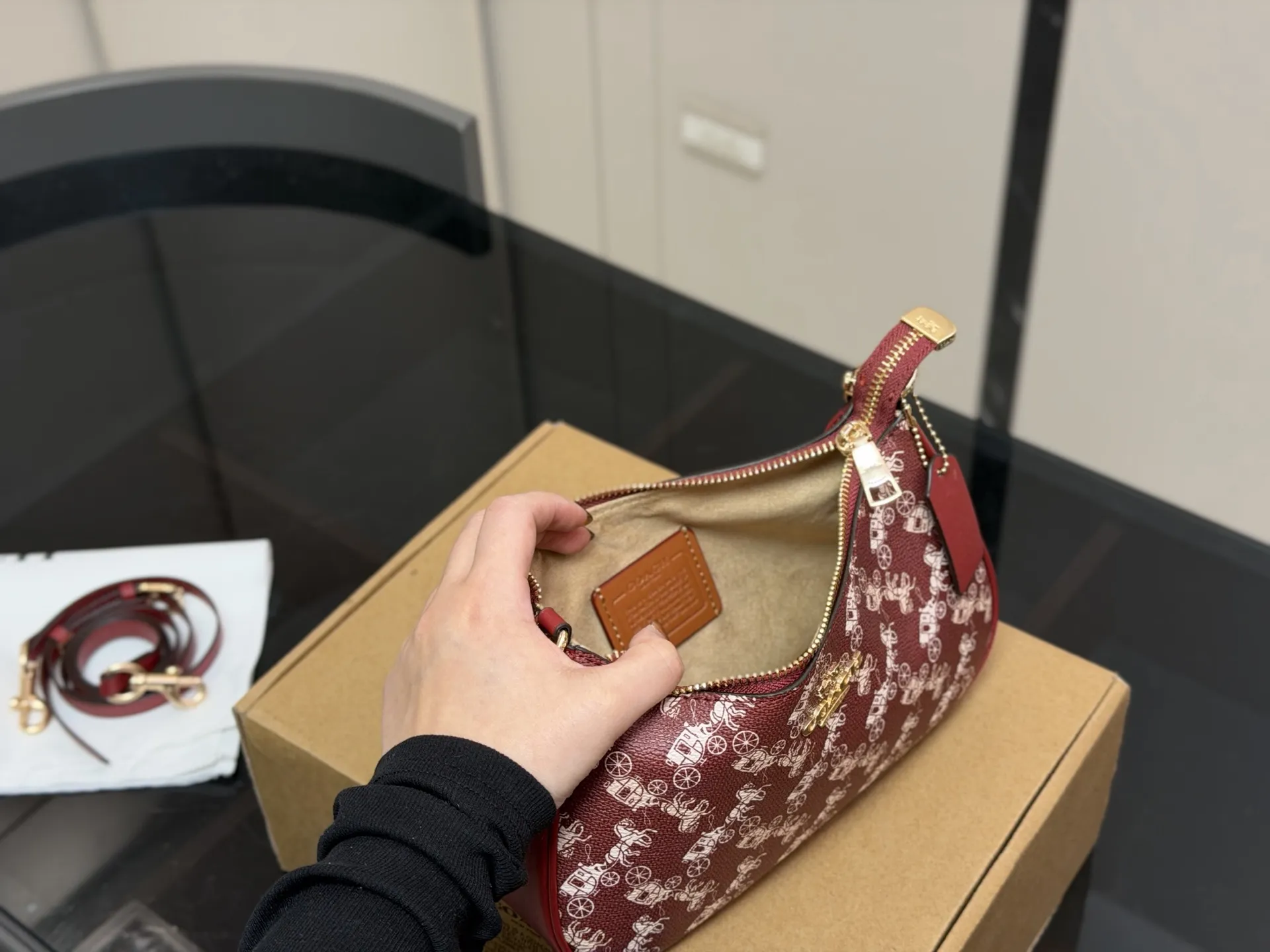 ¥130 飞机盒 size:24*13*7cm 蔻驰 Teri腋下包 ,香不蕾 腋下包设计天花板了哦! 配有2条肩带, 单肩斜挎都可以! 颜值💯💯💯 搜索🔍coach 蔻驰 腋下包