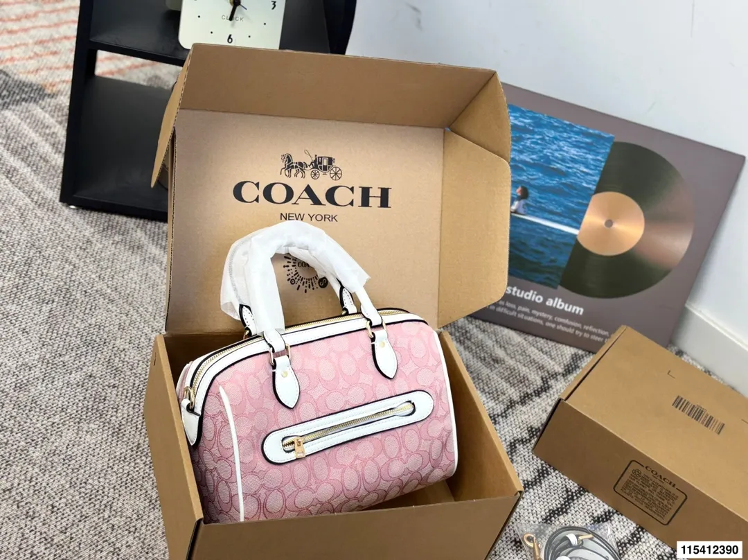 p150飞机盒 coach蔻驰枕头包 时尚百搭容量是真的可 可手提 可斜挎 上身绝美 尺寸 25 16