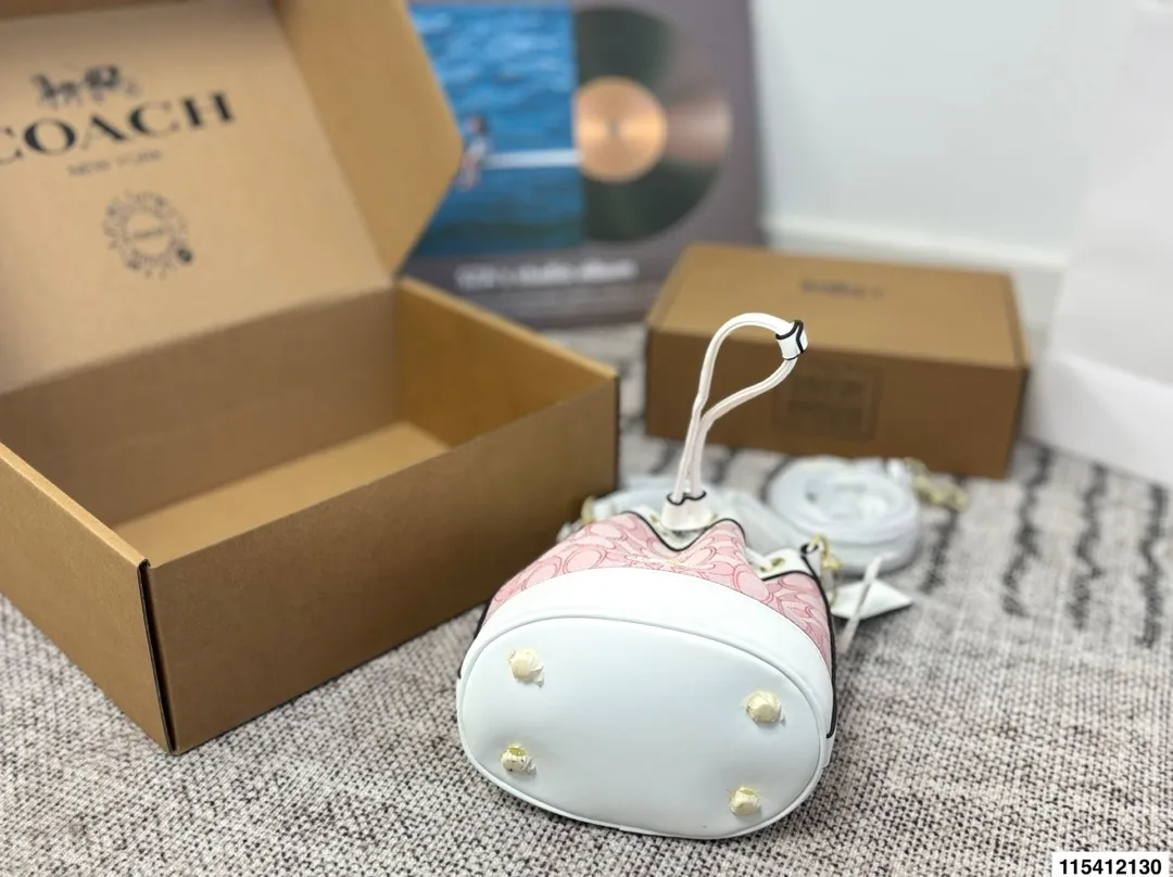 P130 Coach 配盒子 蔻驰水桶包 今天分享的这只包包和以往的水桶包有很大的区别哦 搭配感完全不一样 这只包包会更加淑女一些 采用抽绳系设计 便于开合使用 并且空间非常大 清新夏日 时髦轻便超百搭尺寸18.17