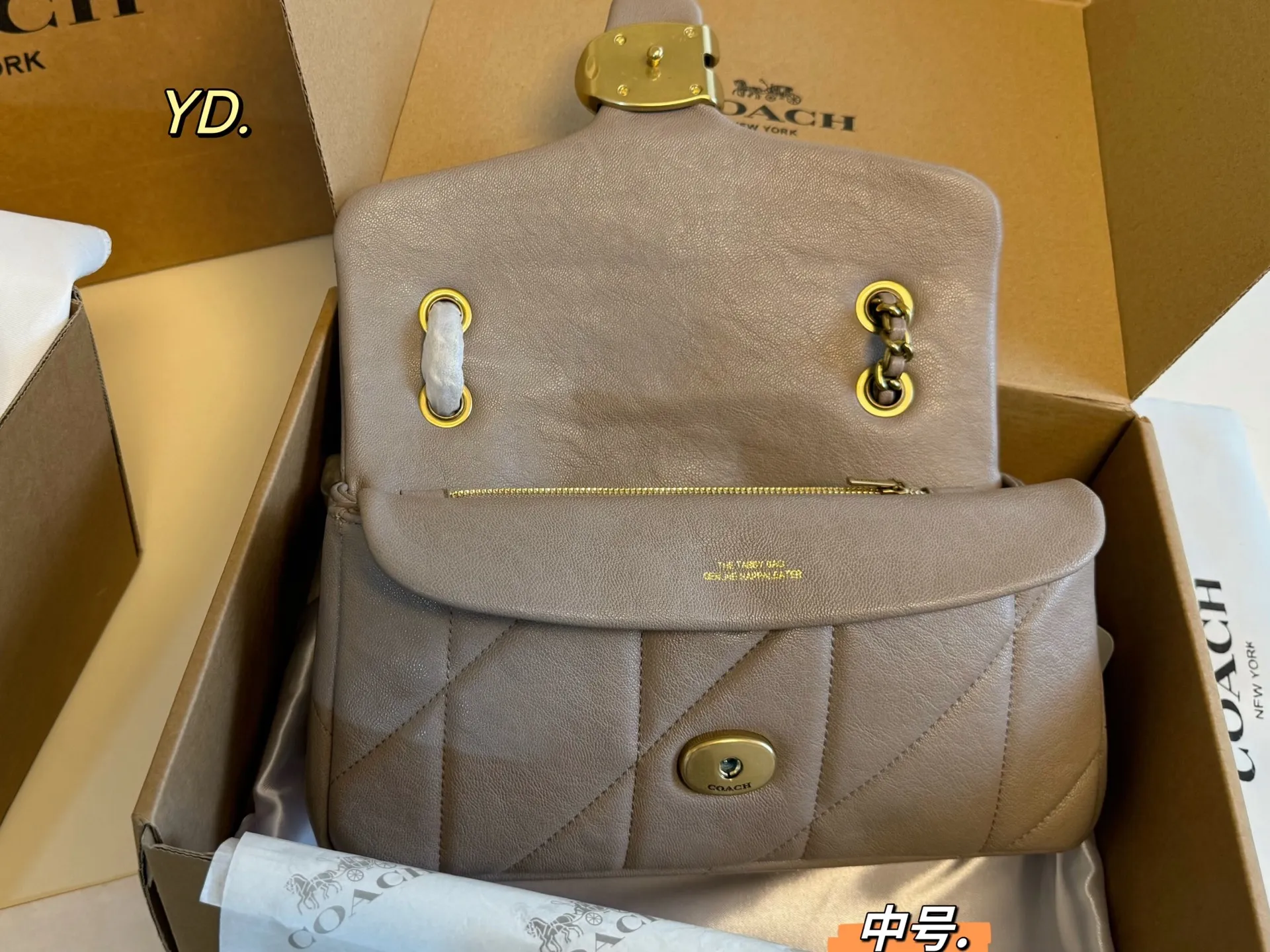 P185 中号（折叠盒） size：26&times;14中号 COACH蔻驰tabby酒神链条包💕 皮质触感软软的很舒服 可以腋下背也可斜挎背 一眼就爱上 甜酷女孩必备❗️