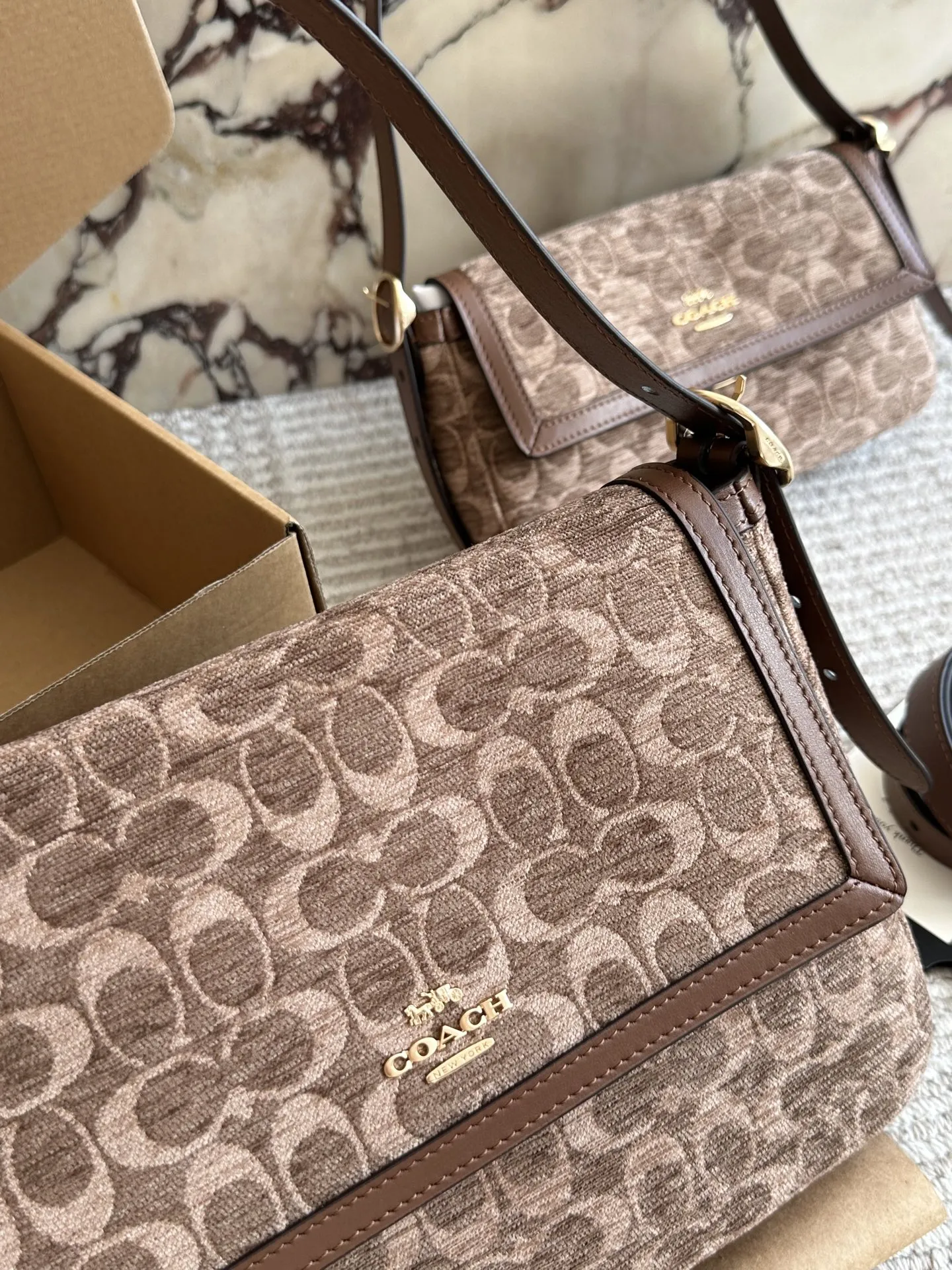 💰175 配盒 size：30 20cm C家 秋冬新品人气王 手提/腋下/斜挎/ 两根肩带 可调节长短 可切换不同风格哦！