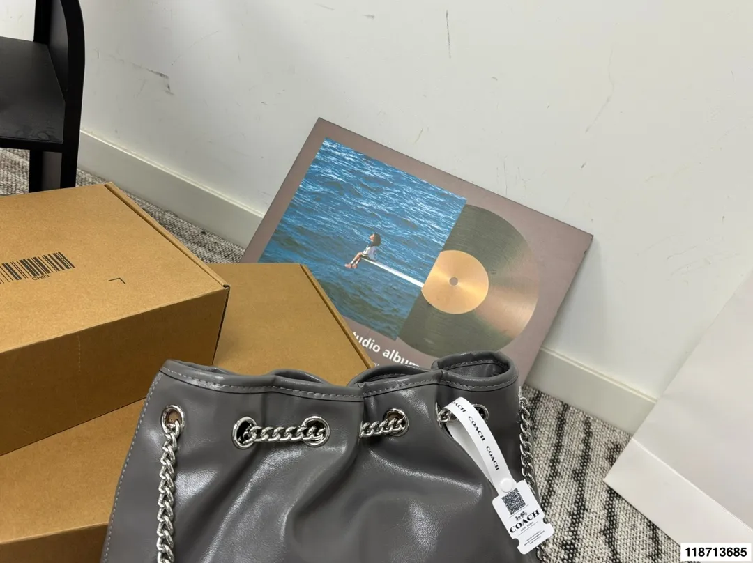 p185配礼盒 蔻驰Coach新款腋下包 流浪包麂皮质感太好啦 颜色搭配很有复古的感觉 高级又不失优雅 超有氛围感 通勤 休闲 约会通通可搭 尺寸34.26