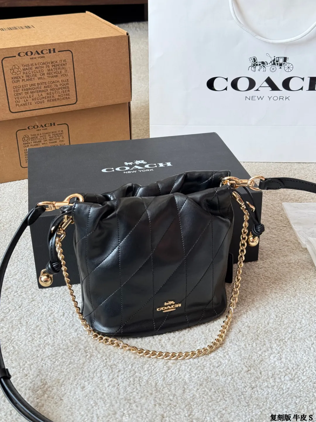 复刻版牛皮 p195 Coach Faye迷你抽绳水桶包 Coach Faye迷你抽绳水桶包，奶白色全皮+金属链条，简约优雅又百搭！抽绳设计超灵活，链条可调节，手提、单肩、斜挎都OK，通勤休闲都能驾驭。包身小巧但容量实用，手机、口红、钥匙轻松收纳。柔软皮质+褶皱细节，质感满分，秋冬搭配裙子或牛仔裤都很出彩，温柔又俏皮，是穿搭点睛之选 尺寸 18 15cm