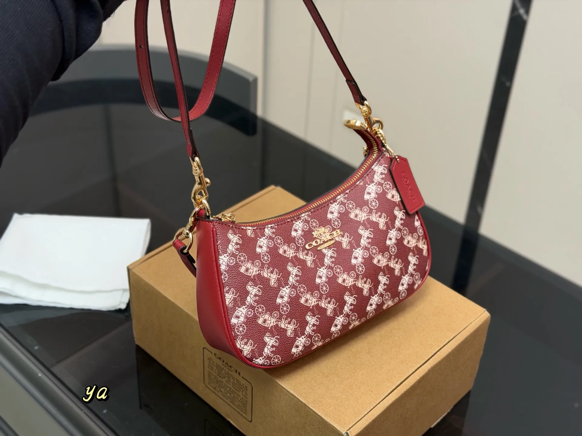 ¥130 飞机盒 size:24*13*7cm 蔻驰 Teri腋下包 ,香不蕾 腋下包设计天花板了哦! 配有2条肩带, 单肩斜挎都可以! 颜值💯💯💯 搜索🔍coach 蔻驰 腋下包