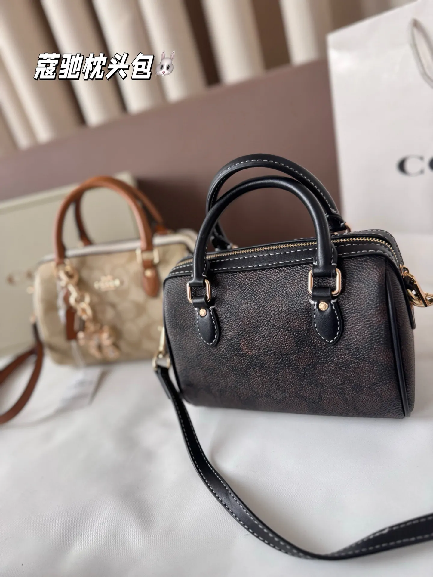 P145 配盒子 蔻驰枕头包出货 专柜同步 最新款 ❤️❤️🔥超级实用的款式 手提 斜挎多用款 原版电镀五金带logo 超级大牌 ‼️时尚百搭款式 不挑年龄段 喜欢的抓紧自留啦 尺寸：18*13