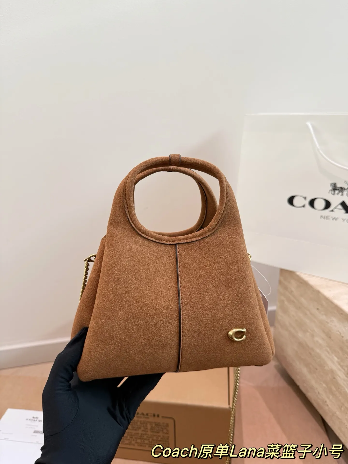 P180 P165 COACH LANA 23号单肩包​​ 👜COACH LANA 23号单肩包，荔枝纹头层牛皮，手感柔软耐用，浅灰调超百搭，通勤休闲都能轻松驾驭✨。小巧尺寸，手提斜挎随心切换，内部隔层方便收纳手机、钥匙、口红等日常小物。金色C字Logo点缀，低调又有辨识度，简约优雅风格，秋冬大衣、针织衫都能轻松搭配，实用又时髦！ 尺寸23cm16cm