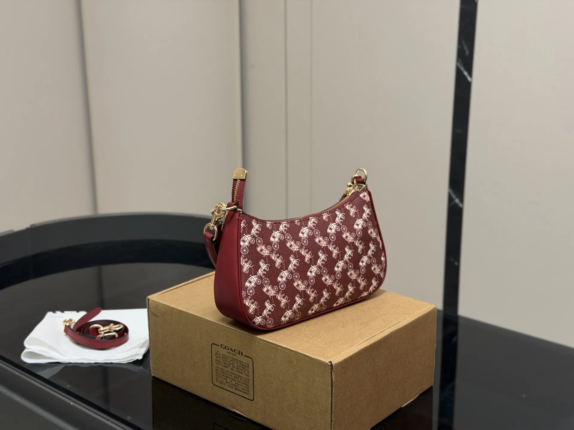 &yen;130 飞机盒 size：24*13*7cm 蔻驰 Teri腋下包 ，香不蕾 腋下包设计天花板了哦！ 配有2条肩带， 单肩斜挎都可以！ 颜值💯💯💯 搜索🔍coach 蔻驰 腋下包