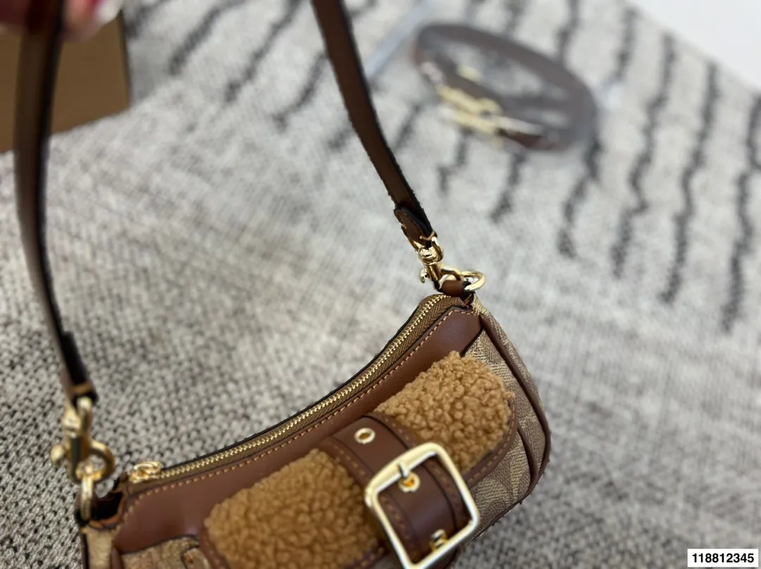 p155 尺寸20&times;10飞机盒 COACH蔻驰Ashton迷你 日常出街超适合。 秋冬搭配大衣毛衣超有氛围感。 还能装口红，钥匙等小物，实用又时髦