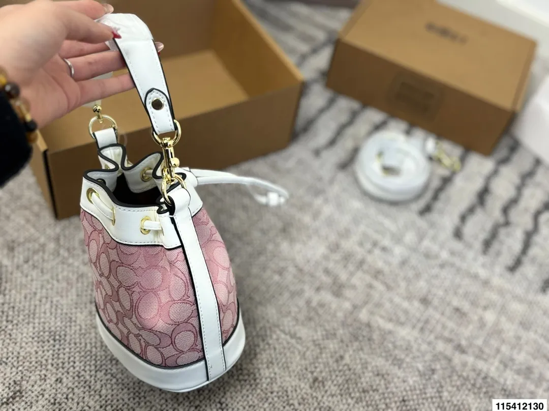 P130 Coach 配盒子 蔻驰水桶包 今天分享的这只包包和以往的水桶包有很大的区别哦 搭配感完全不一样 这只包包会更加淑女一些 采用抽绳系设计 便于开合使用 并且空间非常大 清新夏日 时髦轻便超百搭尺寸18.17