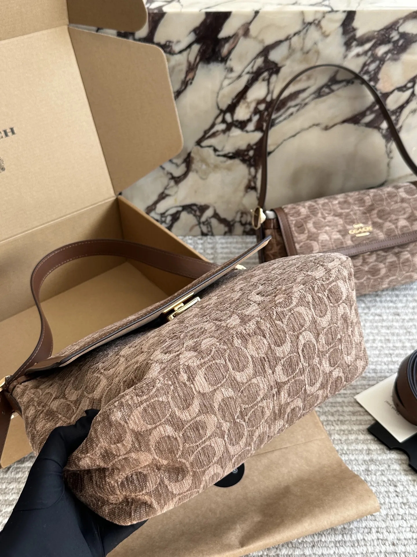 💰175 配盒 size：30 20cm C家 秋冬新品人气王 手提/腋下/斜挎/ 两根肩带 可调节长短 可切换不同风格哦！