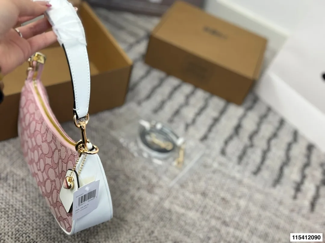 p120 礼盒包装🎁 COACH蔻驰 奥莱24新KLEO月牙豌豆单肩腋下包Coach🍉新款 蔻驰原单麻将包 ykk原单五金搭配精致面料 做工完美百搭神器 尺寸：24.13