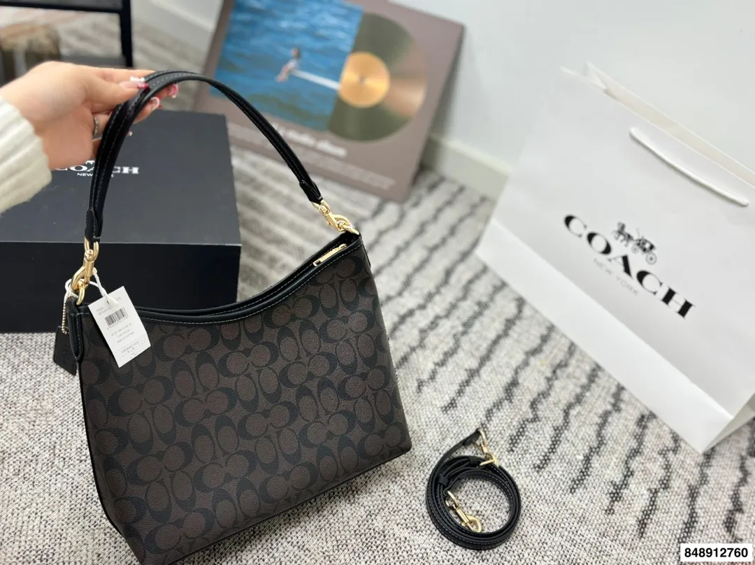 p190 配礼盒 蔻驰 新款laurel流浪包真的绝美 随性慵懒轻松拿捏 一长一短两条肩带 单肩斜挎手提腋下背 都可以随意百搭 内部有带拉链的侧兜可以用来放重要物品！ 尺寸：30*25