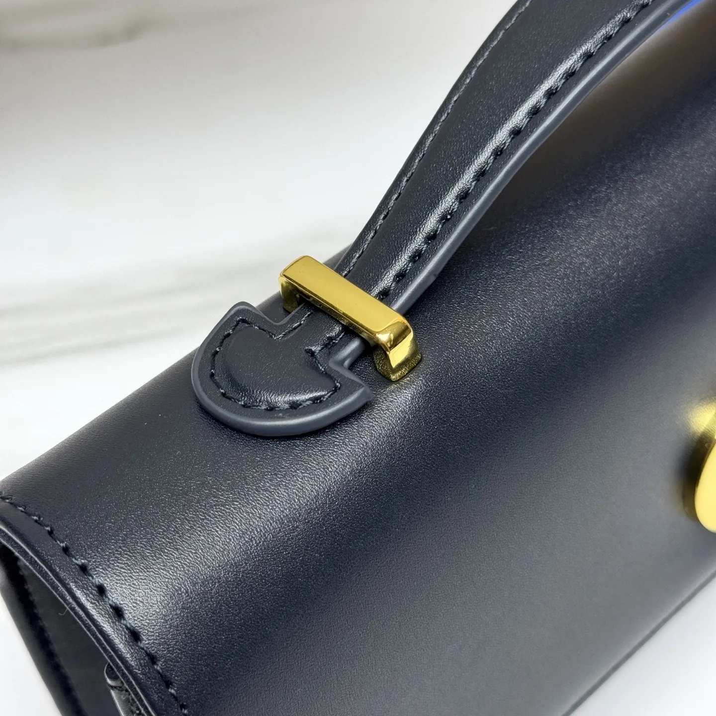 💰205包邮‼️ CE 秋冬系列新品TEEN LOLA 登场 ✅奶昔好物推荐 📖 凯旋门家族又一封神作、黑金handle case 上线🈺 斜跨肩带🉑️延长至57cm,手柄设计拎起来非常千金感✴️ 恰到好处的精致感,小巧又实用,堪称造型王者 秋冬衣櫉必备 尺寸:22*11*5cm