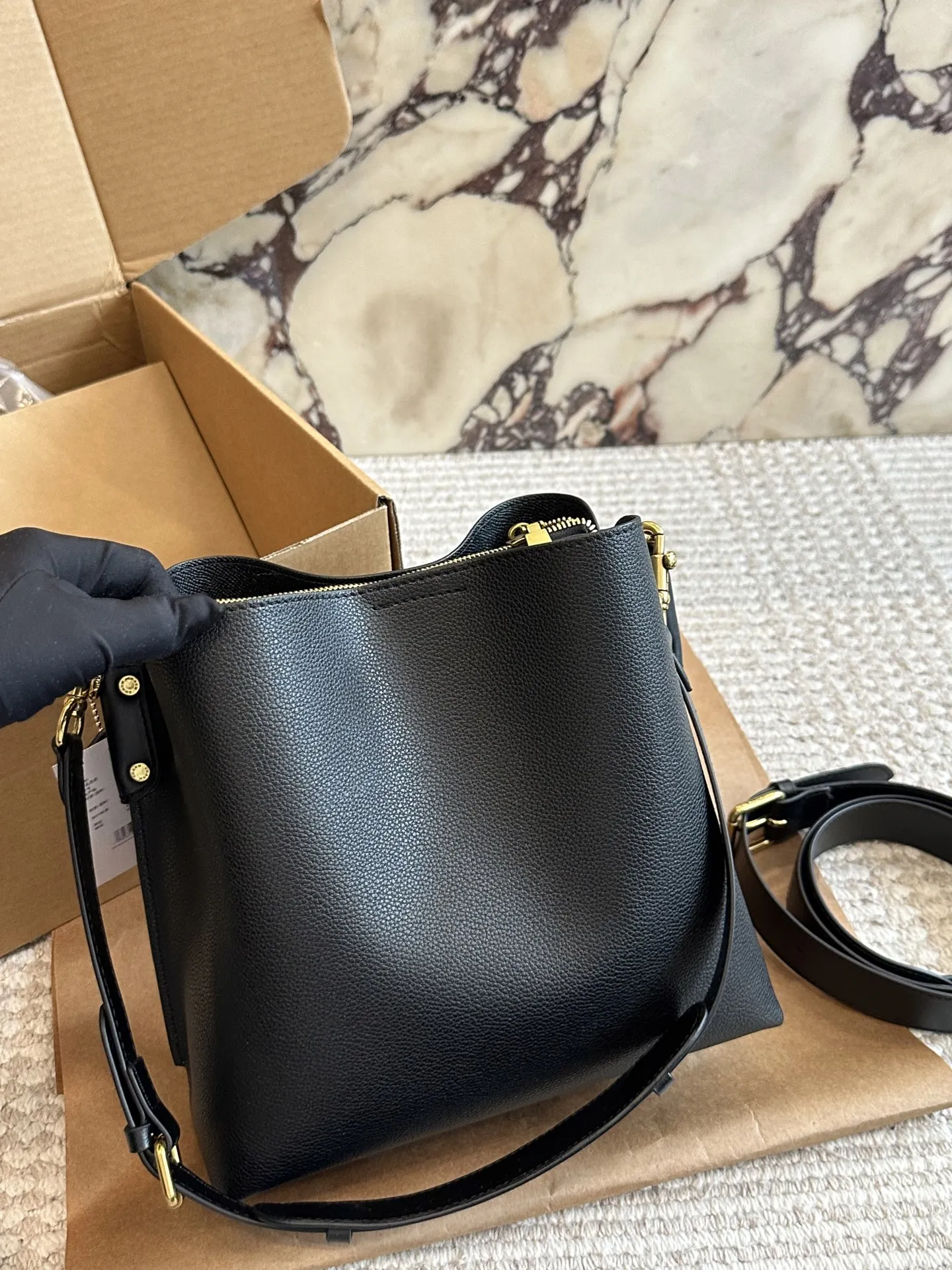 p170 蔻驰Coach|经 典耐看的比入款水桶包 @Coach蔻驰Willow Bucket水桶包 蔻驰入门款，经典耐看 搭配通勤，休闲搭配，精致裙装 容量可收纳小防晒伞，补妆用品 充电宝，车钥匙。，手机圃 米白色包包搭配奶茶色肩带简约不失搭配层次感的经典款23&times;22