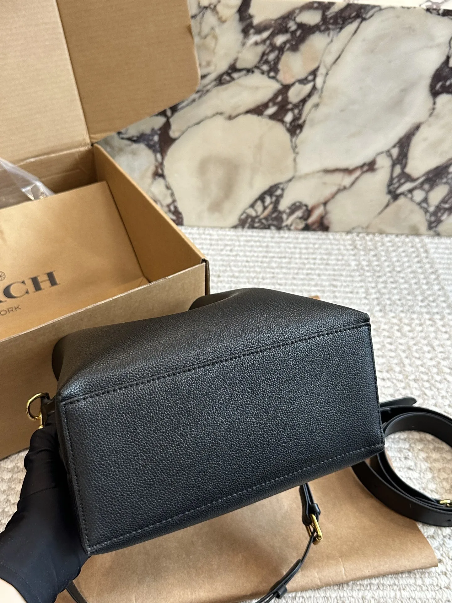 p170 蔻驰Coach|经 典耐看的比入款水桶包 @Coach蔻驰Willow Bucket水桶包 蔻驰入门款，经典耐看 搭配通勤，休闲搭配，精致裙装 容量可收纳小防晒伞，补妆用品 充电宝，车钥匙。，手机圃 米白色包包搭配奶茶色肩带简约不失搭配层次感的经典款23&times;22