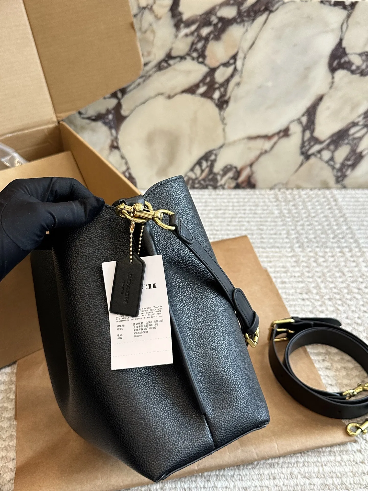 p170 蔻驰Coach|经 典耐看的比入款水桶包 @Coach蔻驰Willow Bucket水桶包 蔻驰入门款，经典耐看 搭配通勤，休闲搭配，精致裙装 容量可收纳小防晒伞，补妆用品 充电宝，车钥匙。，手机圃 米白色包包搭配奶茶色肩带简约不失搭配层次感的经典款23&times;22