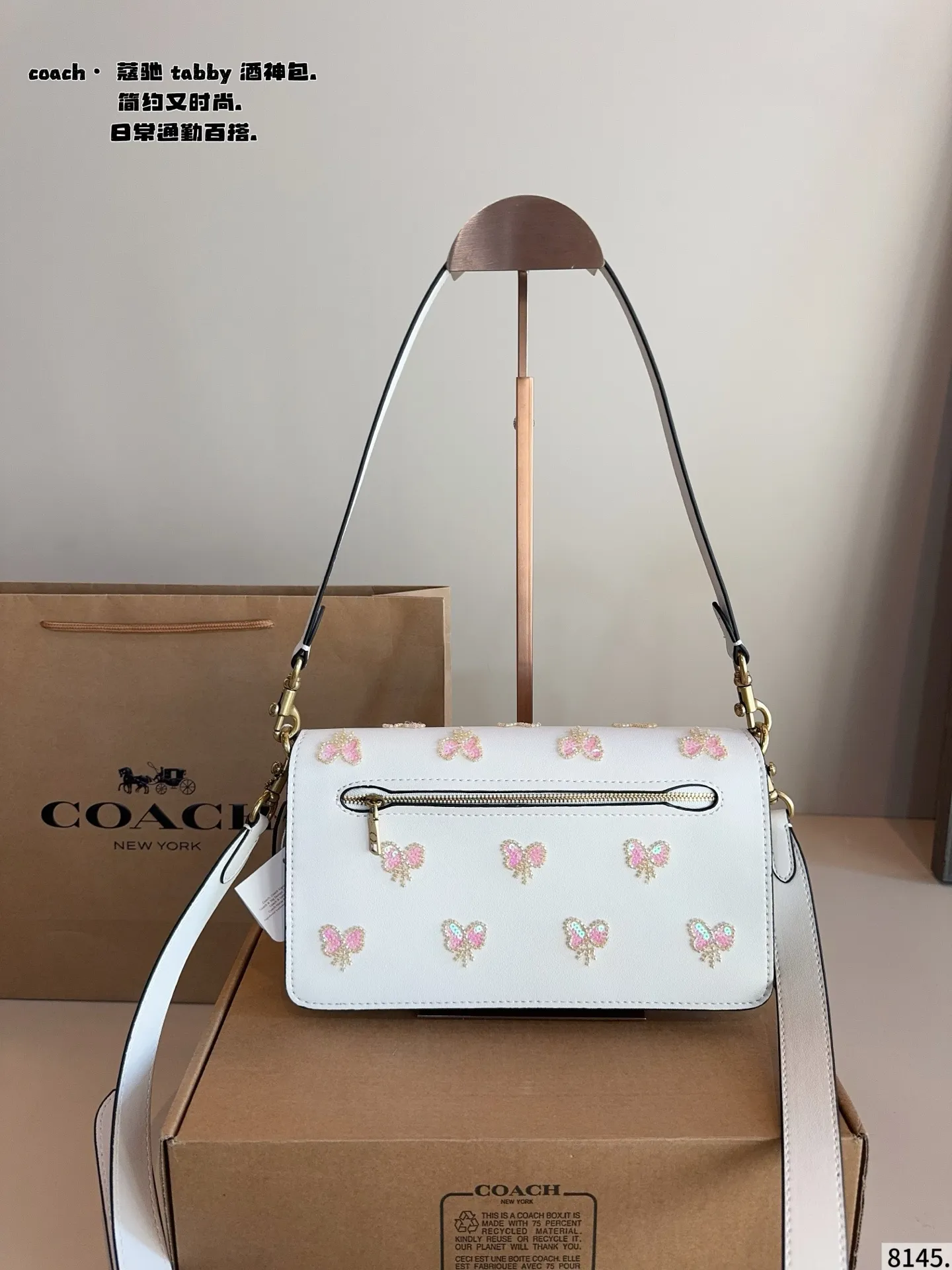 p225配礼盒🎁 coach.蔻驰酒神包新款𝘾𝙤𝙖𝙘𝙝-𝙏𝙖𝙗𝙗𝙮 这次的颜色搭配简直了 神仙配色!颜值又高又百搭 手提斜挎多用 蔻驰酒神!可爱又能装!手提斜挎都好看!尺寸26*7*13cm