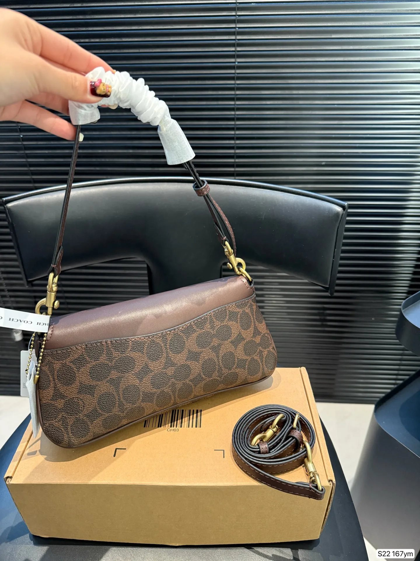 P160 配盒子蔻驰coach 5月新款 蔻驰5月新款JET 单肩包 经典老花涂层帆布,光滑面皮 梯形包身 小巧精致 极具现代时尚风格 可拆卸双肩带设计 适配多种场合搭配 尺寸25 12 货号167