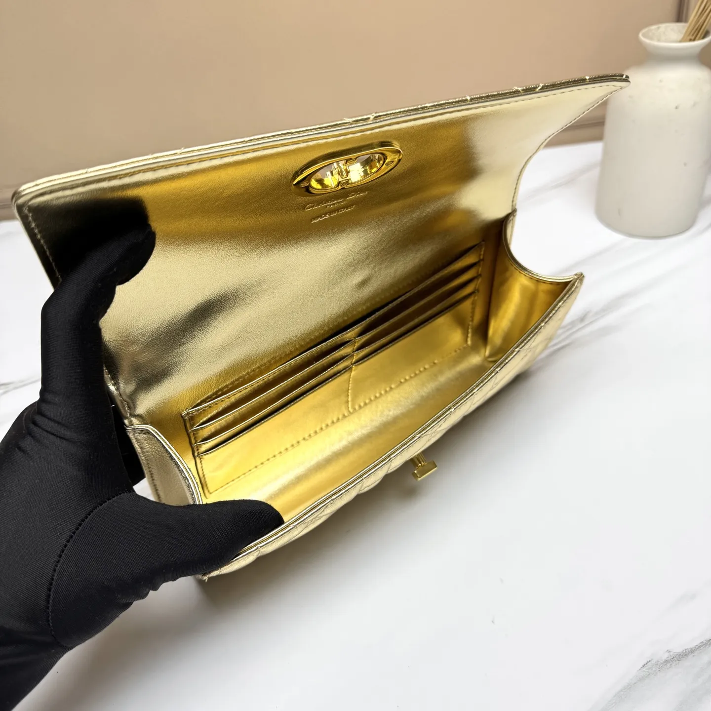 💰205包邮‼️ CE 秋冬系列新品TEEN LOLA 登场 ✅奶昔好物推荐 📖 凯旋门家族又一封神作、黑金handle case 上线🈺 斜跨肩带🉑️延长至57cm,手柄设计拎起来非常千金感✴️ 恰到好处的精致感,小巧又实用,堪称造型王者 秋冬衣櫉必备 尺寸:22*11*5cm