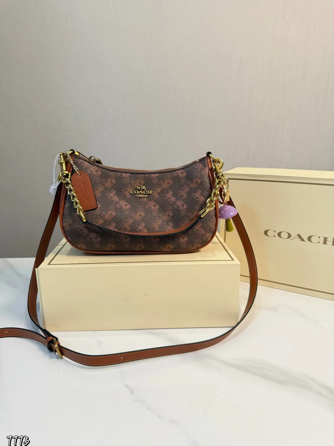 ❤️p145(礼盒包装)❤️ coach开挂啦!真的很好看 蔻驰willow迷你 质感超级强 夏日穿搭少不了的腋下小包哦 搜索🔍coach蔻驰 size: 24.13cm