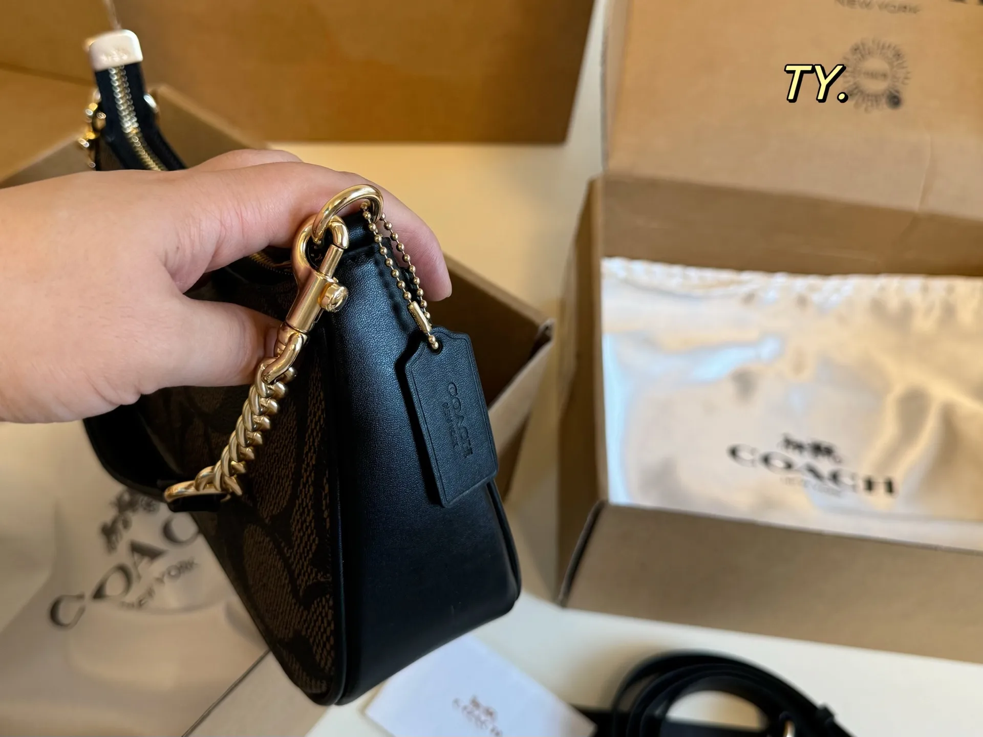 P140(折叠盒) size:23×13 COACH 蔻驰最🔥Teri腋下包💕 复古风,颜色配色超美的❗️ 腋下斜挎包颜值真的绝绝子👍 低调又大气,时髦又百搭! 简简单单的高级感十足✅