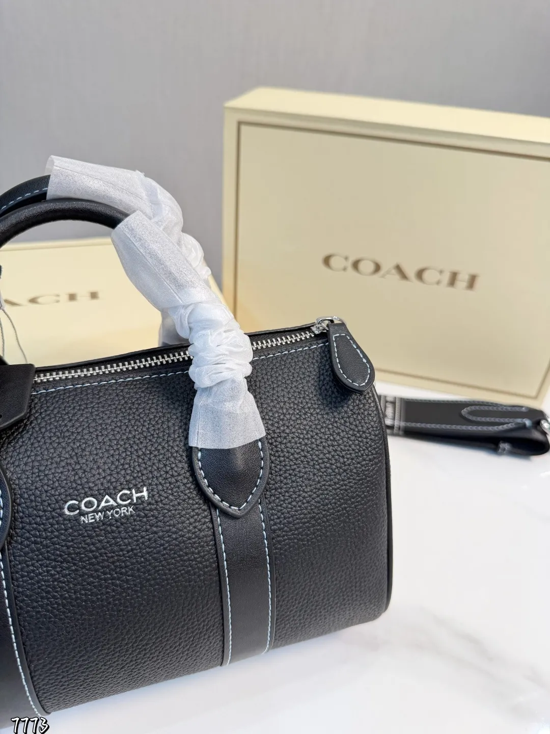 ❤️p160❤️ coach蔻驰枕头包手提包 经典设计 时尚百搭可手提 可斜挎 上身绝美 尺寸25.15cm