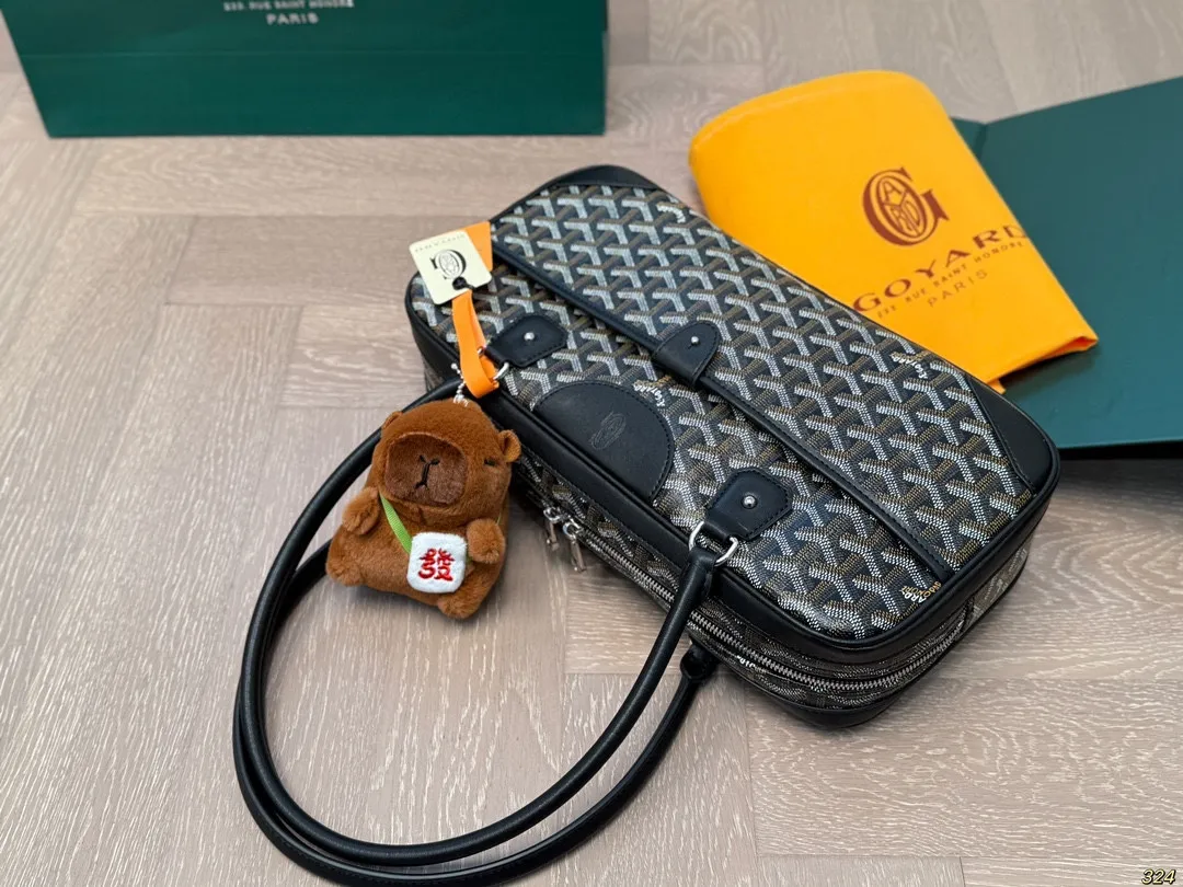 &yen;180折叠盒 Goyard 戈雅新款腋下包 保龄球包轻奢百搭，时髦百搭✔️ 容量超大☑️ 超级实用～ 谁用谁爱的戈雅通勤潮酷两不误‼️ 尺寸34 17