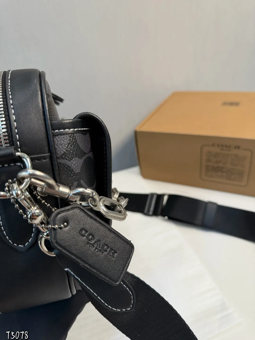 ❤️p165(礼盒包装)❤️ C家 新品黑色 男生都会喜欢的相机包! 款式对于男生来说真的太友好了又能装又百搭 搜索🔍蔻驰 coach 男包尺寸:24*6*18