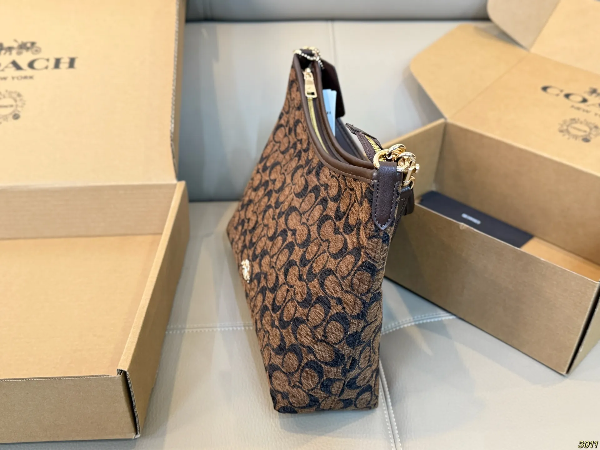 &yen;150飞机盒 蔻驰COACH 雪尼尔腋下包 配长肩带 单肩斜挎皆可 颜色搭配很有复古的感觉 高级又不失优雅超有氛围感 通勤 休闲 约会通通可搭 尺寸29 20