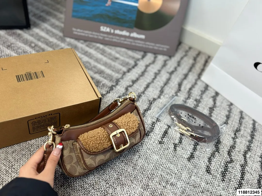 p155 尺寸20&times;10飞机盒 COACH蔻驰Ashton迷你 日常出街超适合。 秋冬搭配大衣毛衣超有氛围感。 还能装口红，钥匙等小物，实用又时髦