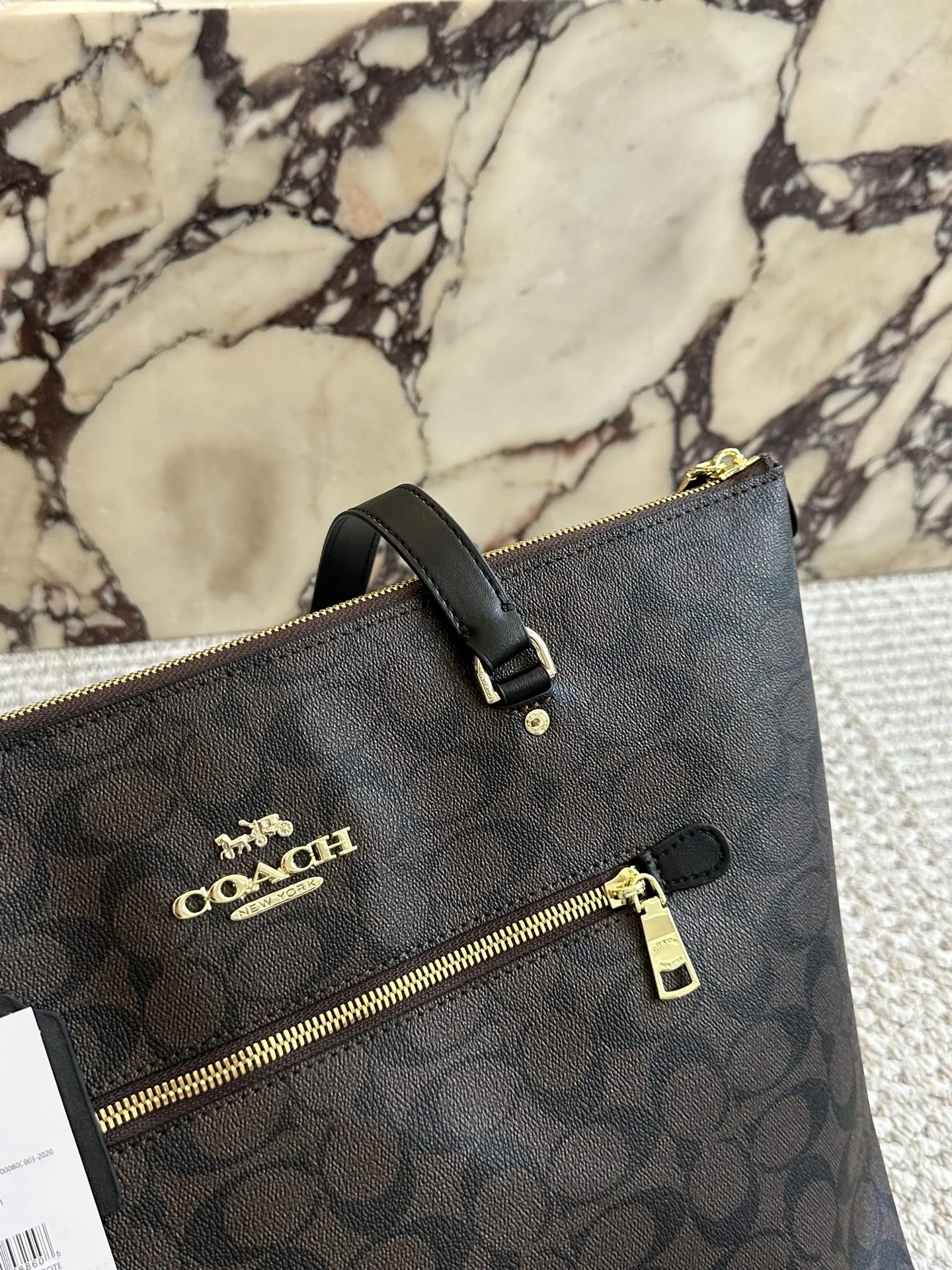 ¥160 配盒 ✈️飞机盒 size:33 28cm c家 单面拉链款托特包/购物袋 大爆款 分分钟断货! 搭配不同衣服 一年四季都可以用! 搜索🔍coach 购物袋