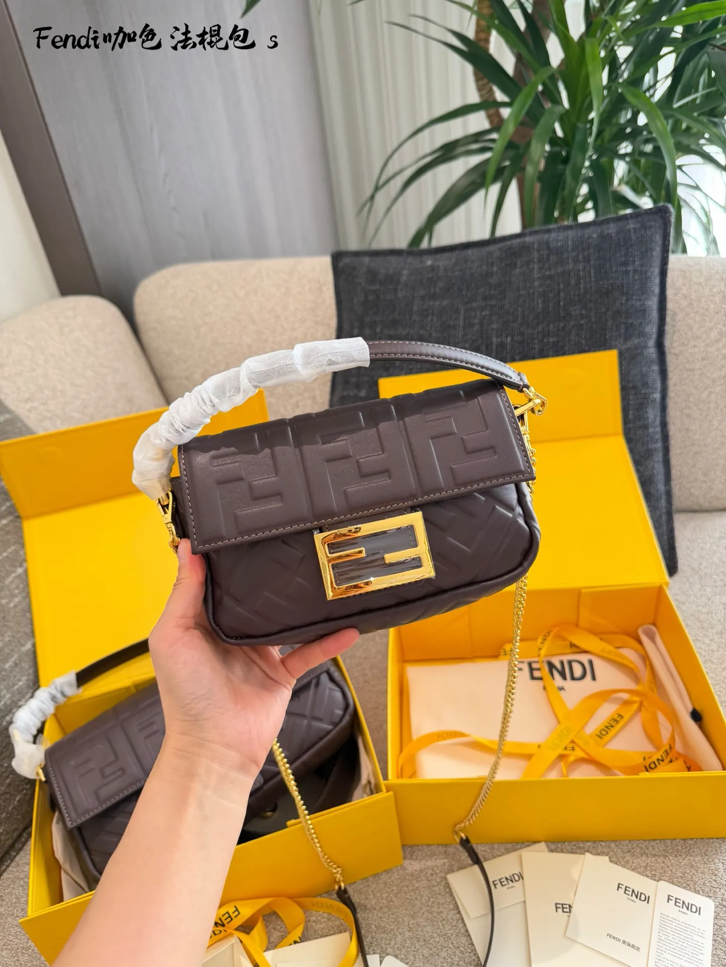 芬迪法棍包p180p190 这是芬迪(Fendi) 品牌的Baguette法棍包， 以其独特的长方形设计和FF压花图案闻名。这款包由Silvia Venturini Fendi于1997年设计，灵感来源于法国人夹着法棍面包回家的样子。包包采用柔软的羊皮材质，配有可拆卸的肩带和手提带，适合多种背法。 养护方面，建议使用柔软的布料轻轻擦拭表面灰尘，避免长时间暴露在阳光下，以防褪色。存放时最好放入防尘袋中，保持干燥通风环境，延长使用寿命。 20cm26cm