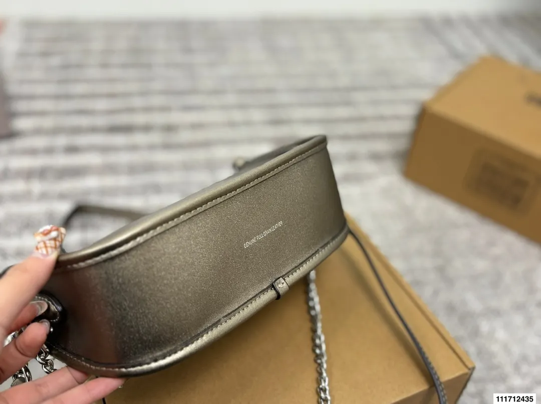 P165 配盒子COACH|蔻驰新品waverly bag24 蔻驰八月这款Waverly手袋适于日常使用的简约设计, 灵感源自品牌故乡纽约的随性精致格调。 采用具有精美纹理和柔软质感的天然粒面皮革制作,配有一个方便的搭扣袋以及一个可存放手机、钱包等随身物品的开放式内袋。 全面百搭的顶部手柄设计提供了三条可替换肩带,可通过皮革肩带或优雅链带实现斜挎和肩背哟。 尺寸23 12