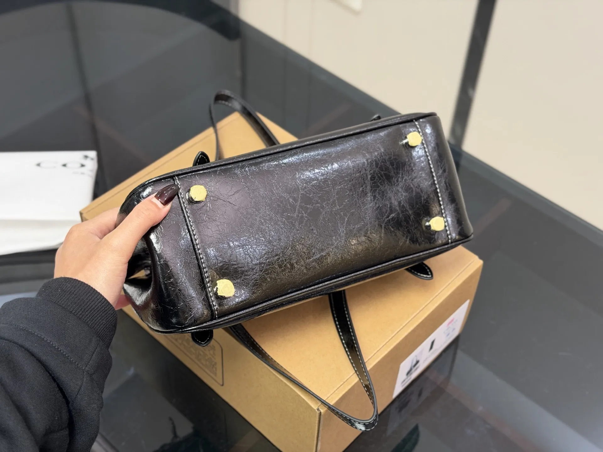 &yen;165 配盒 蔻驰新品asher太好看了 新品又又又又戳到我了！ 油蜡皮光泽度好有质感重点是真的很轻！！！ 酷酷的包包 真的太太太太好看啦 尺寸:30.14cm