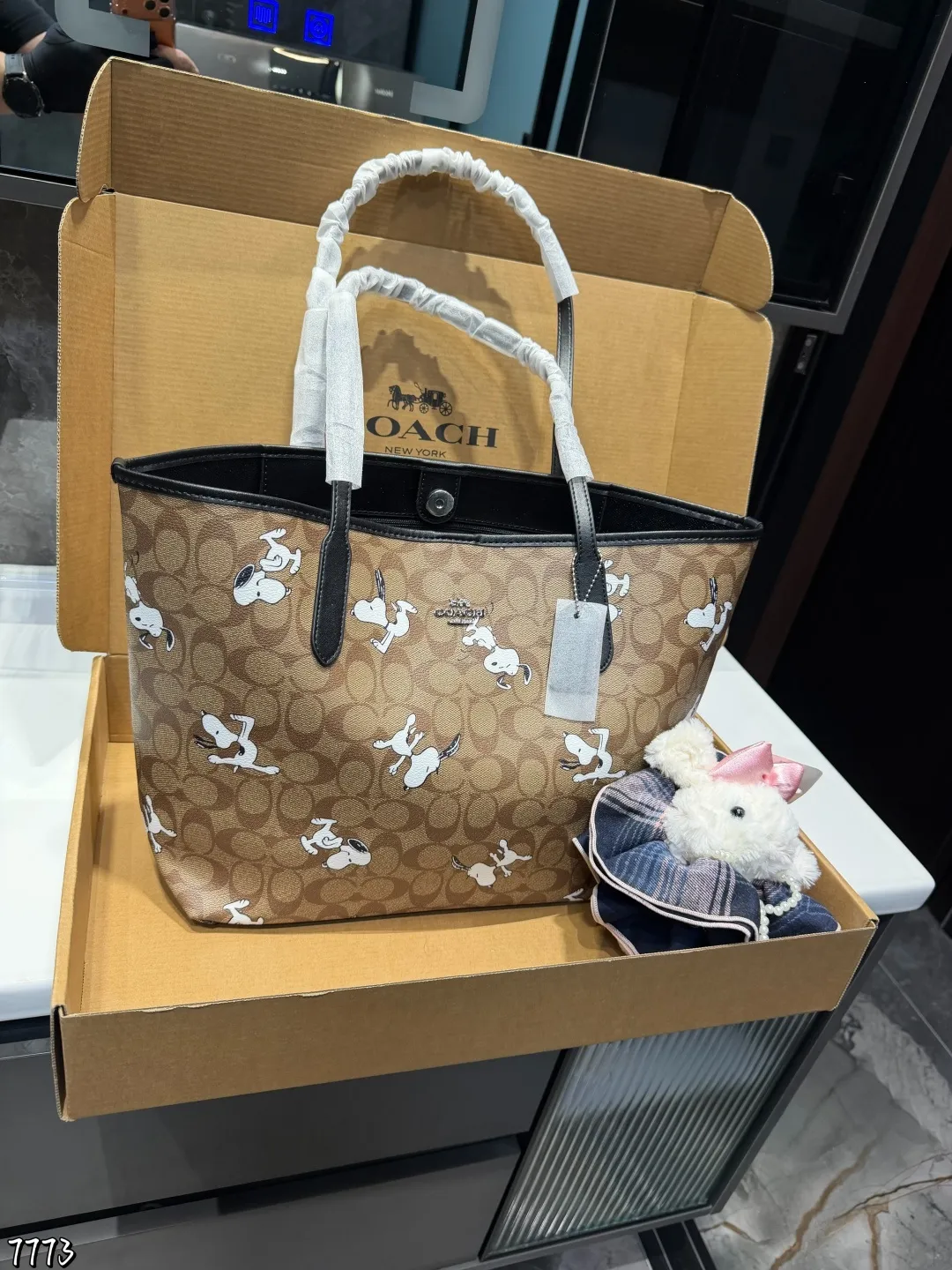 ❤️p175(礼盒包装)❤️ Coach 经典city托特包经典logo购物袋tote包大爆款 分分钟断货!正反两面都好看!毫无违和感!size: 45.28