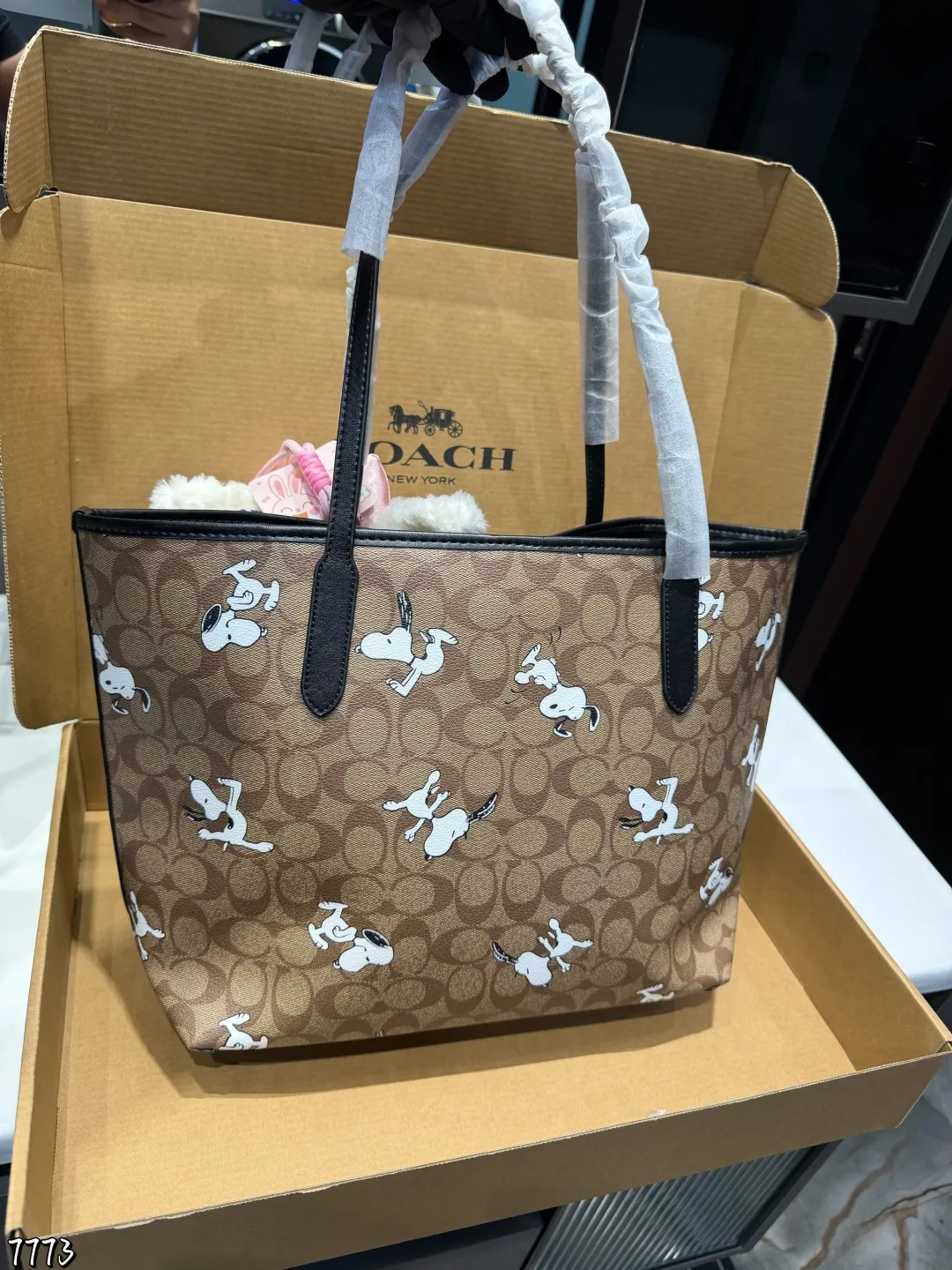 ❤️p175（礼盒包装）❤️ Coach 经典city托特包经典logo购物袋tote包大爆款 分分钟断货！正反两面都好看！毫无违和感！size: 45.28