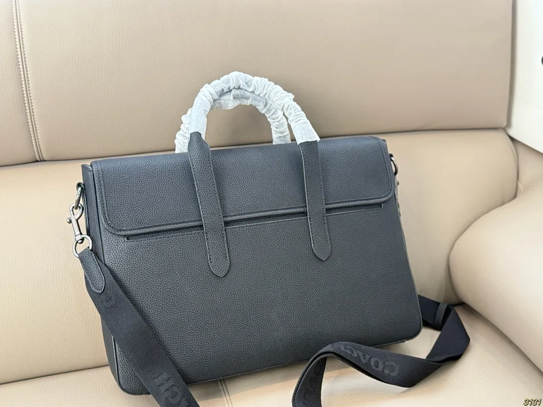 &yen;315 COACH蔻驰新款系列公文包💕 超薄轻便小巧，男女皆可 可以放下13寸以下的电脑 肩带可拆卸 手提肩背都🉑 超级实用 出门办公也是酷Boy 尺寸39 27