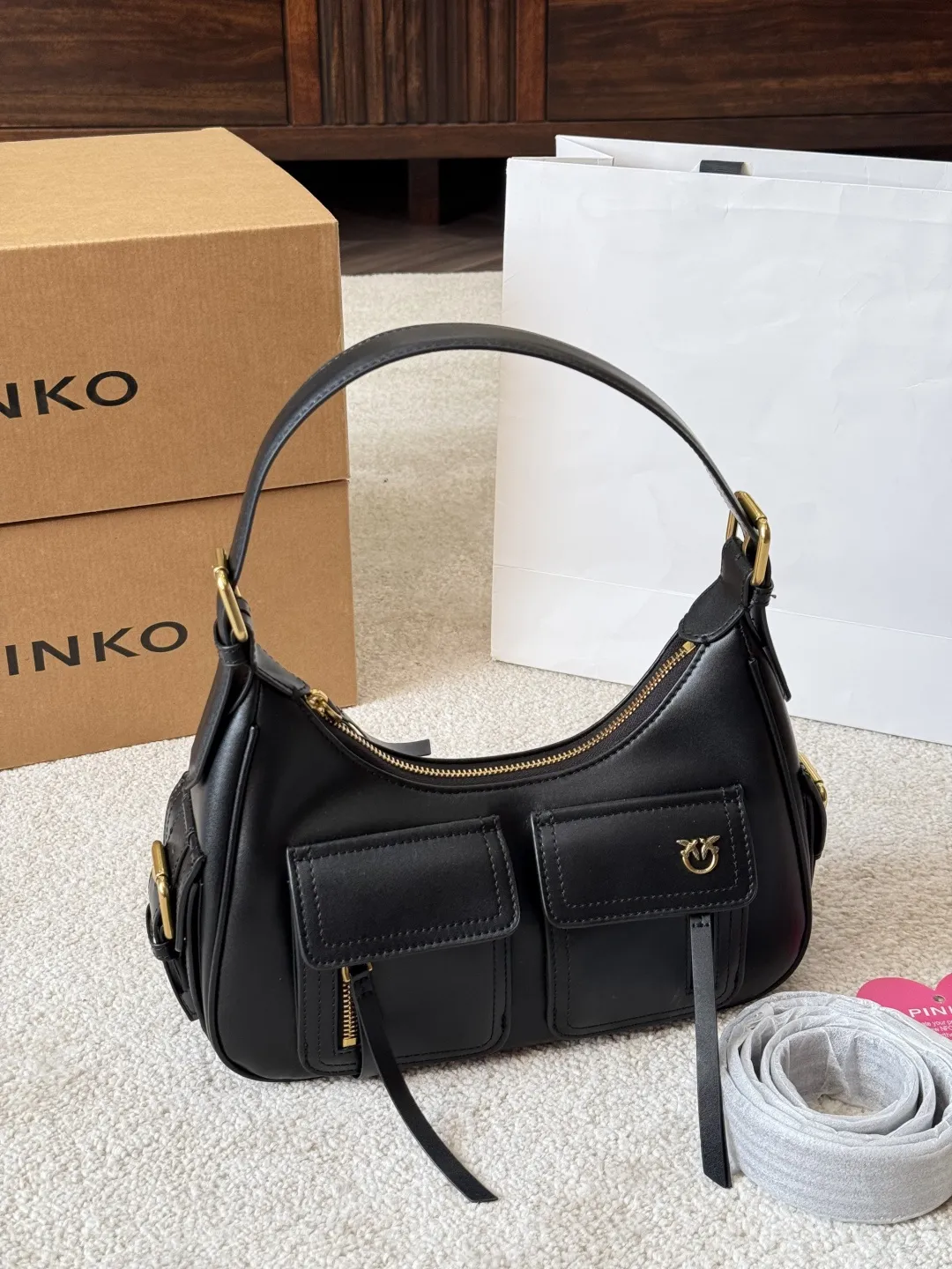 复刻版 p205 PINKO 燕子 多口袋机车包 PINKO这款多口袋机车包,黑色皮革+金色五金,简约又有细节感。正面双拉链口袋,收纳方便,中央飞鸟 Logo超有辨识度!弧形包身+顶部提手,肩带可调节,手提斜挎都OK~尺寸适中,通勤休闲都能用,实用又时髦,机车风女孩必入! 尺寸 28 18cm