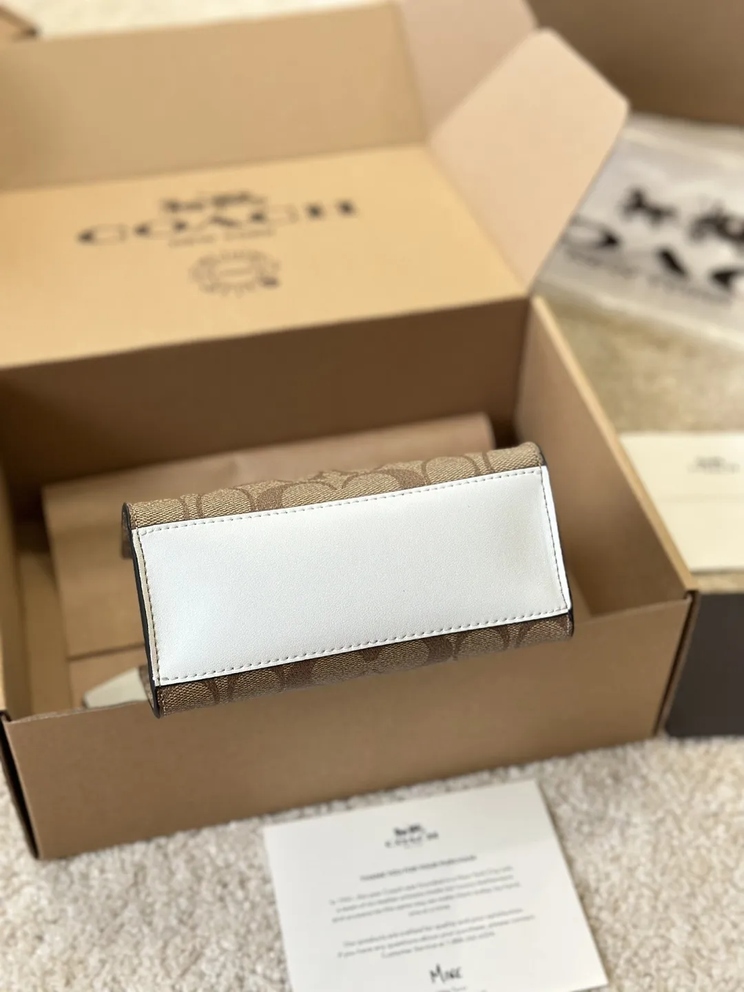 复刻版 牛皮 p160 COACH |琴谱包 Minically Minically 真的是好看又平价的琴谱包!妥妥的 Celine 平替 有多火也不想再多过赘述 这个最经典的卡其logo居然很少人po图!!! 颜值真的很高呀 感觉这个颜色会比深色来说,各个季节都适合,又抗造又百搭 手提,斜背都挺好看的,容量也是可以放下手机,钱包 充电宝的 Q蔻驰 COACH 蔻驰女包 CALLY系列 单肩包手拎包斜挎包 尺寸16.5 17cm