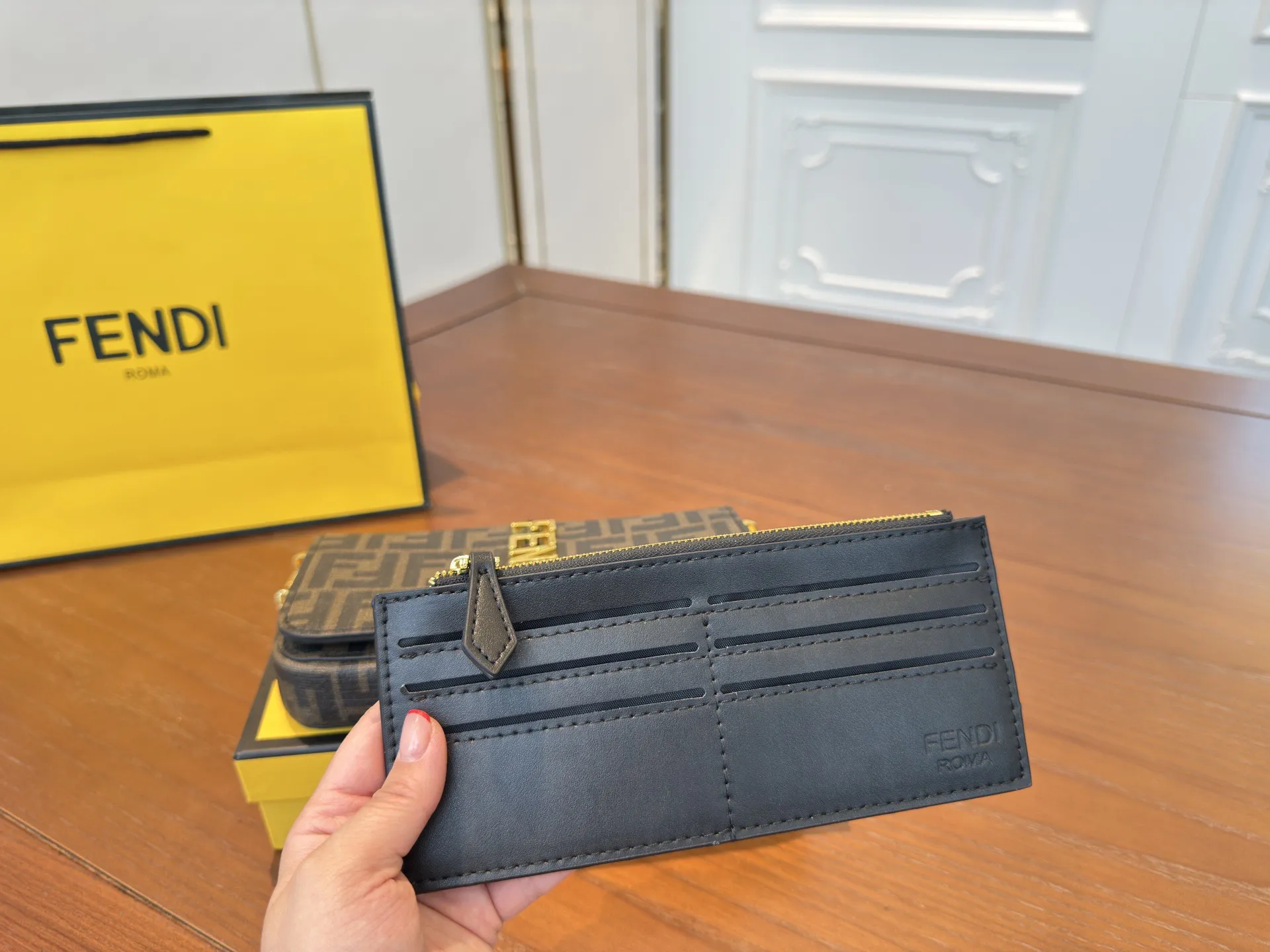 （配礼盒⚠️）p150 Fendi芬迪链条包 到手很惊艳的一款。兼具时髦和实用性 包身硬挺，装很多东西也不会像法棍- -样变形自带拉链，也没有丢东西的烦恼 小众款价位也很合适， 喜欢芬迪FENDI的姐妹不妨看看这款 尺寸：21 12