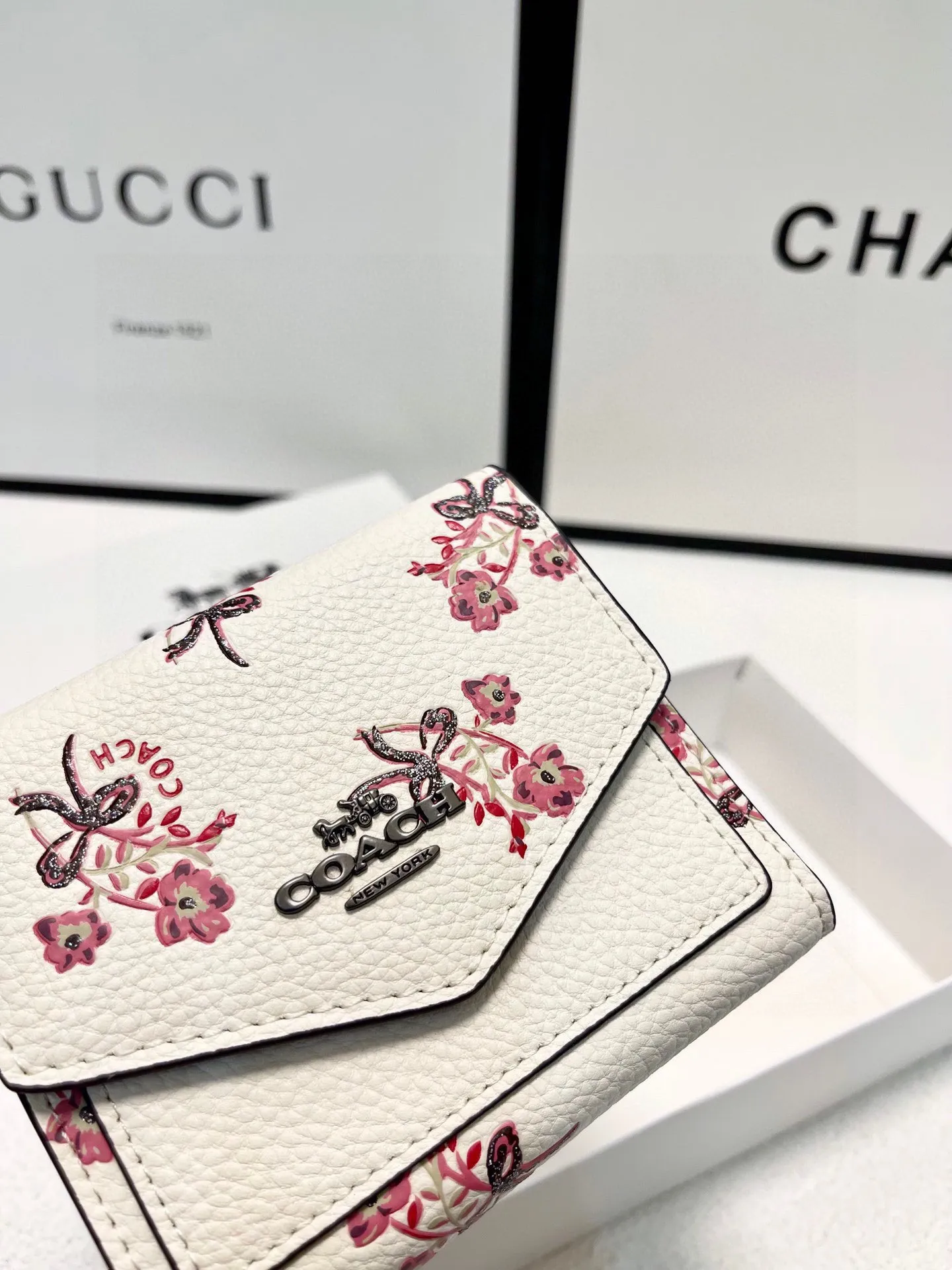 P105🎀🎀颜色 印花🎀尺寸 11x10🎀蔻驰专柜爆款👍原版牛皮三折短款钱包🔥精美设计手感一流美妞必备实物超级美🆕❤️