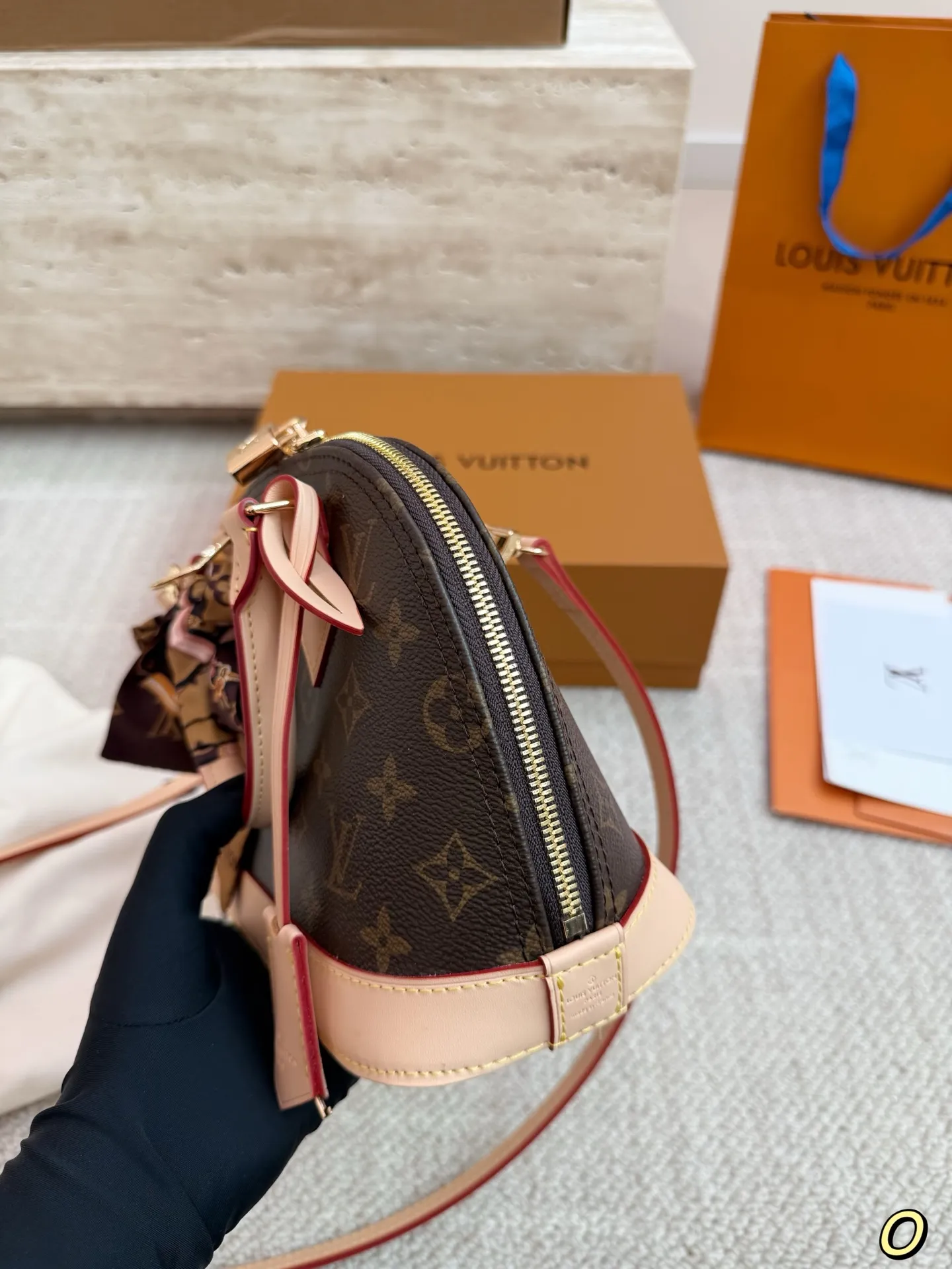 P165 变码芯片 Lv 路易威登 ｜alma bb印花牛皮贝壳包 原版高品质 包包这款Retiro 手袋以标志性的老花面料制成 经典永恒。优雅低调的外形设计和宽敞的包身更加入了实用性。使用说明：-变色牛皮饰边，闪亮的纯钢金色五金配件- 可调节肩带，配有树糕皮的肩垫，拉链闭合。- 超细纤维内衬 尺寸 24 18cm