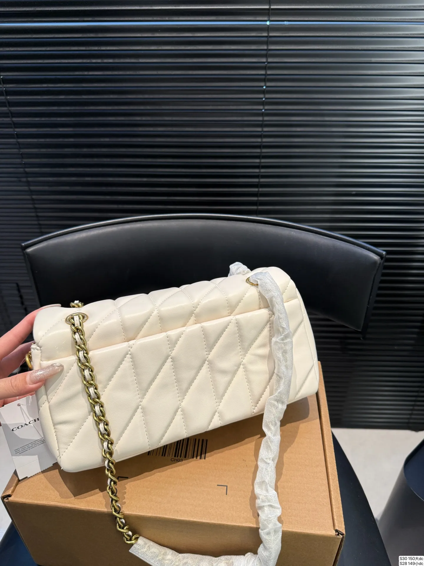 大P200 小P190 配飞机盒 百搭神器&mdash;tabby 蔻驰酒神新品 Quilted Tabby 链条版Tabby 这你能忍住?? 满满的小细节&hellip; 尺寸大号 26 13 小号20 10 货号大150 小149