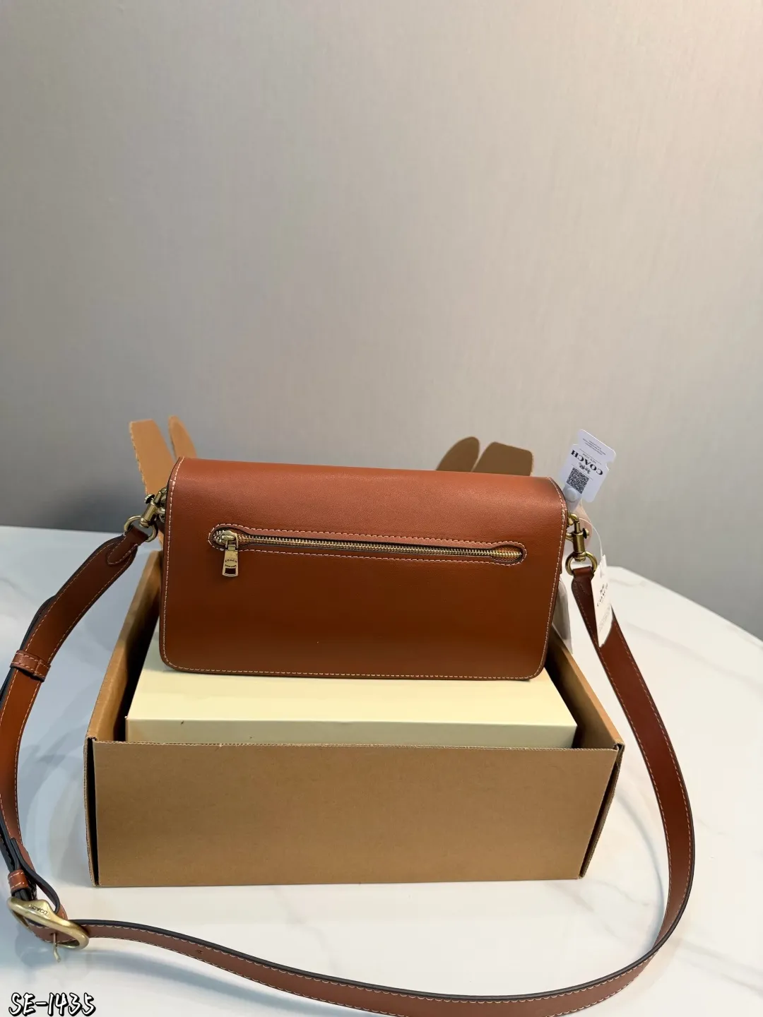❤️p195❤️ Coach Tabby 26酒神包 Coach Tabby 26酒神包,选用柔软颗粒牛皮,手感细腻耐用,焦糖棕色搭配复古金属C扣,简约又大气艹。26x15x7.5cm26x15x7.5cm,内部夹层+拉链小袋,收纳超方便!肩带可调节,腋下、单肩、斜挎都OK,通勤约会都能轻松驾驭~焦糖棕色百搭耐看,秋冬穿搭必备,复古优雅 气质满你可