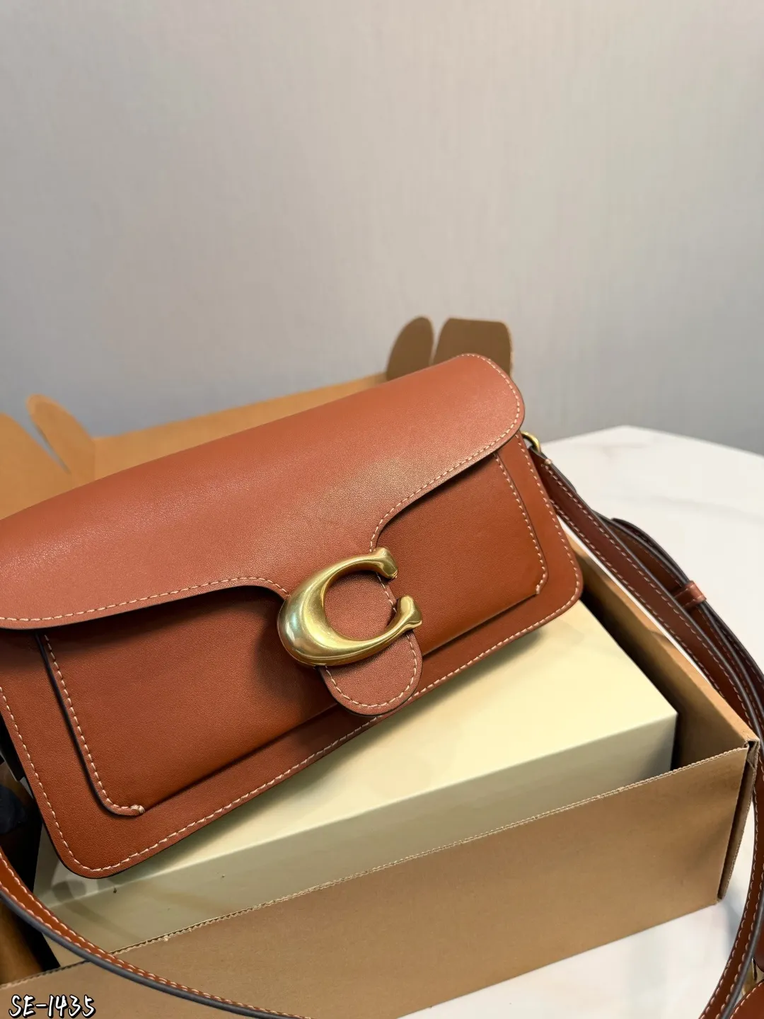 ❤️p195❤️ Coach Tabby 26酒神包 Coach Tabby 26酒神包,选用柔软颗粒牛皮,手感细腻耐用,焦糖棕色搭配复古金属C扣,简约又大气艹。26x15x7.5cm26x15x7.5cm,内部夹层+拉链小袋,收纳超方便!肩带可调节,腋下、单肩、斜挎都OK,通勤约会都能轻松驾驭~焦糖棕色百搭耐看,秋冬穿搭必备,复古优雅 气质满你可