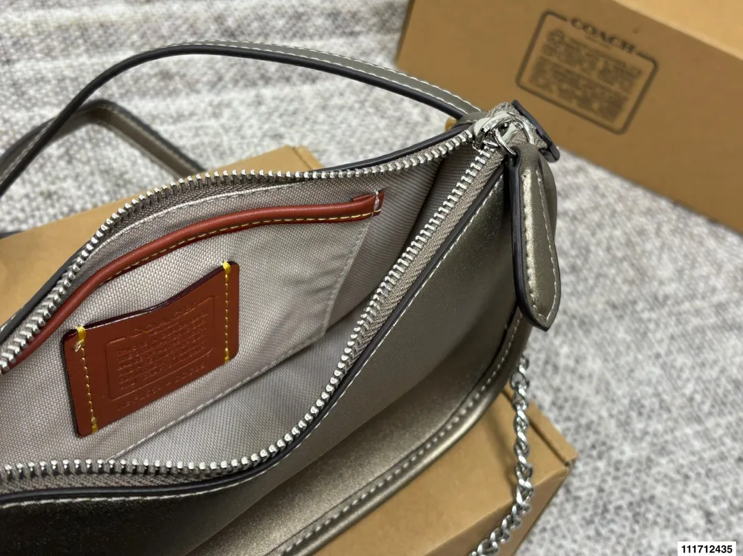 P165 配盒子COACH｜蔻驰新品waverly bag24 蔻驰八月这款Waverly手袋适于日常使用的简约设计， 灵感源自品牌故乡纽约的随性精致格调。 采用具有精美纹理和柔软质感的天然粒面皮革制作，配有一个方便的搭扣袋以及一个可存放手机、钱包等随身物品的开放式内袋。 全面百搭的顶部手柄设计提供了三条可替换肩带，可通过皮革肩带或优雅链带实现斜挎和肩背哟。 尺寸23 12