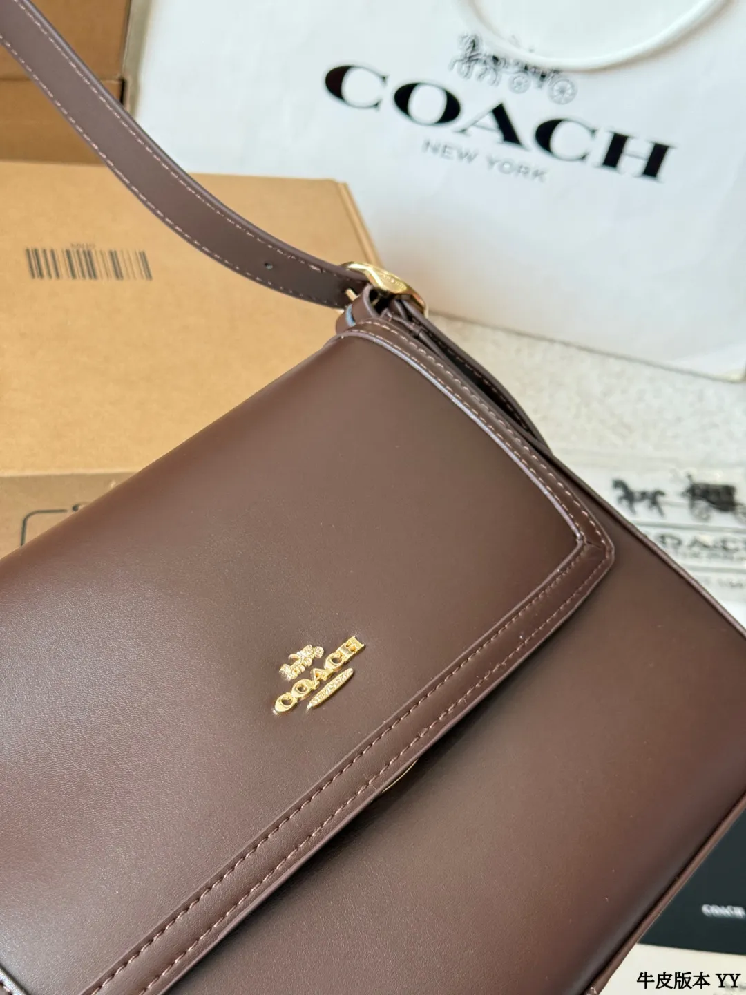 牛皮版本 p195 蔻驰 Etta 系列翻盖包 COACH Etta系列大号翻盖包,采用光滑牛皮革,栗子可可棕色超有秋冬氛围感!正面C字旋锁扣+金色五金,简约又精致‘。肩带可调节,单肩or斜挎都OK,通勤、约会都能轻松驾驭~ 尺寸 28 20cm