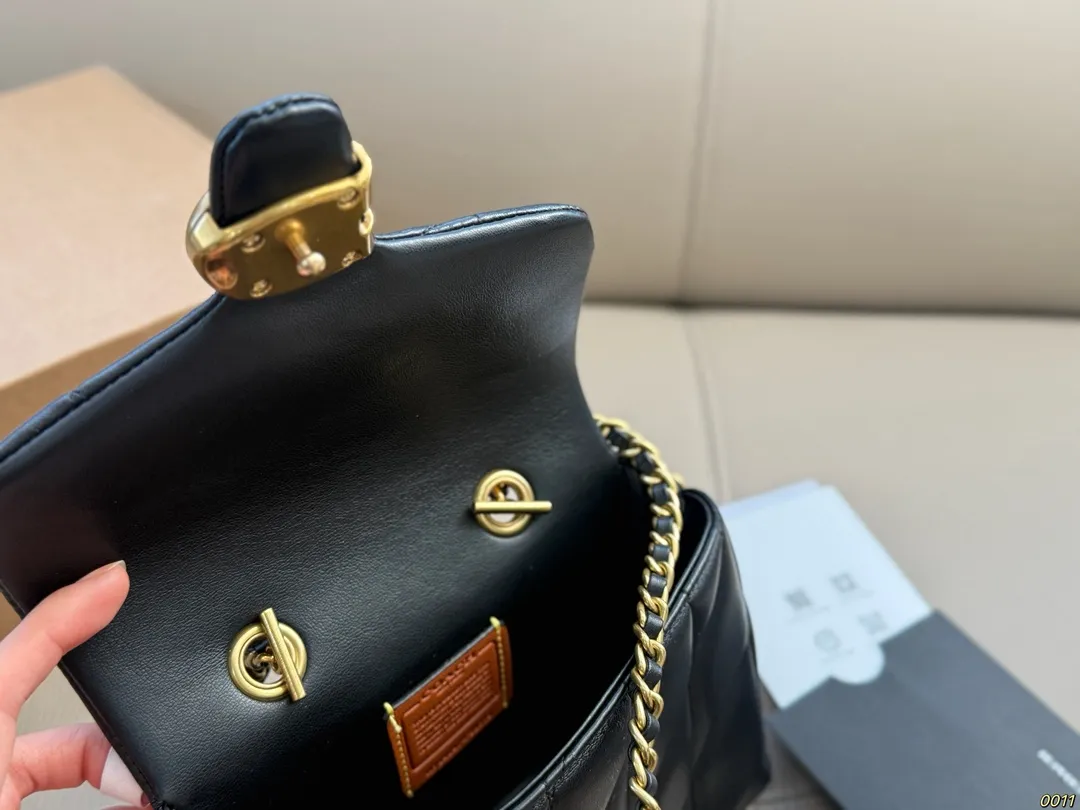 &yen;150飞机盒 蔻驰COACH方胖子 coach Tabby 自重轻便，随意搭配 尺寸18 13